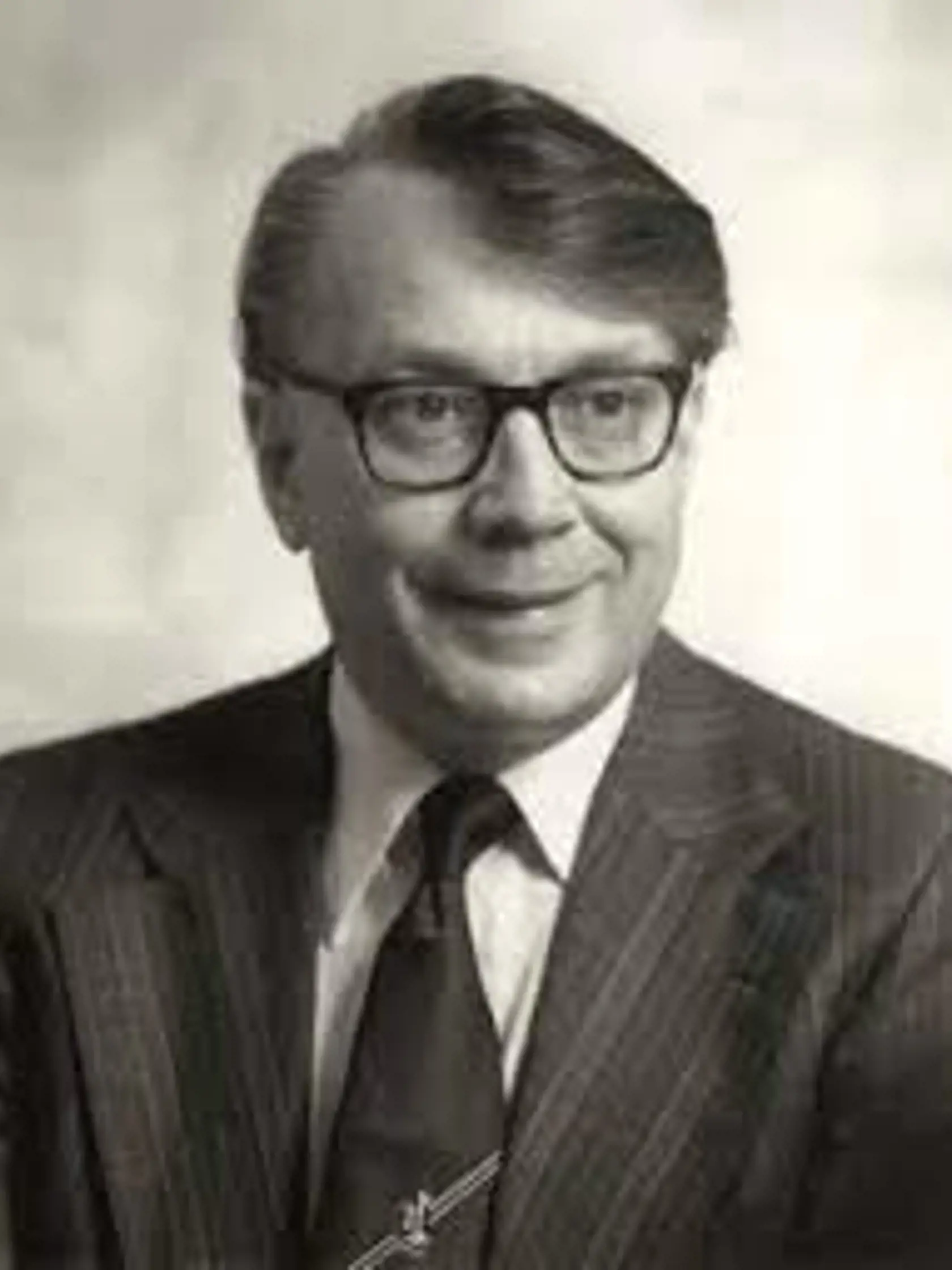 John Golding (1931-1999), politik, poslanec a odborársky líder dokázal rečniť s prestávkami 11 hodín.