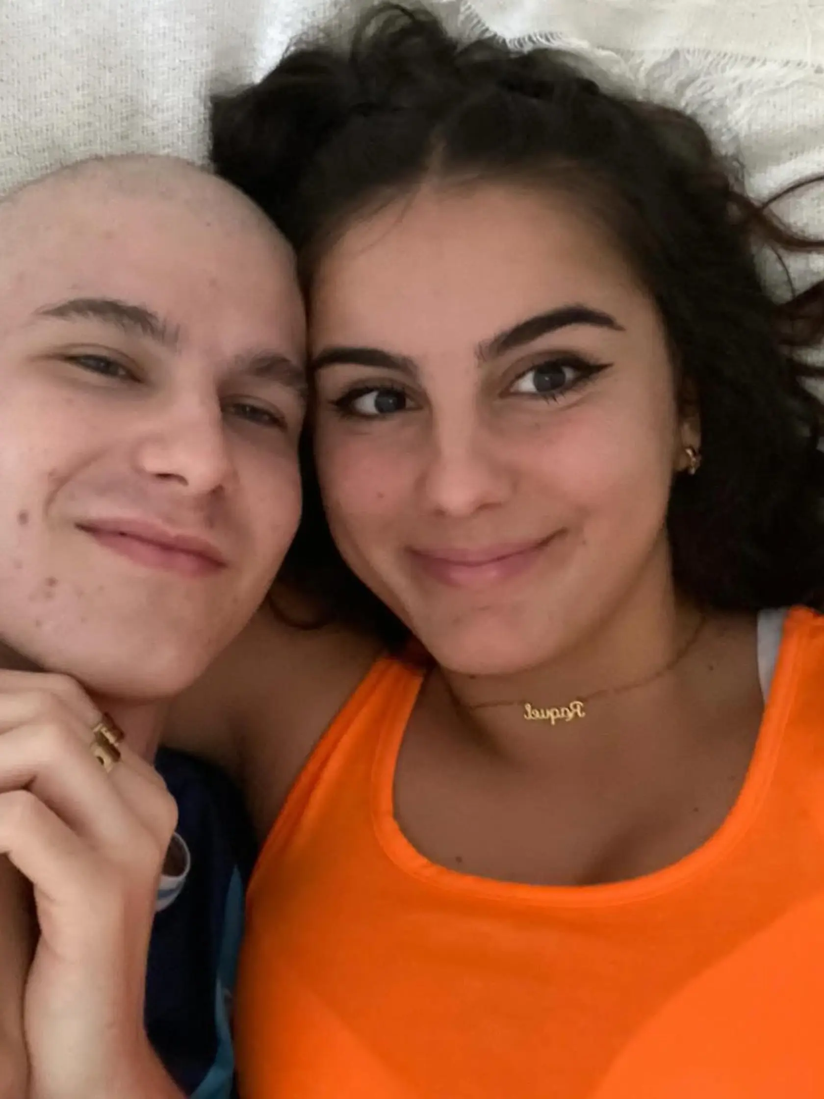 Adam Choma bojuje s krutou diagnózou, veľkou oporou mu je priateľka Rachel.