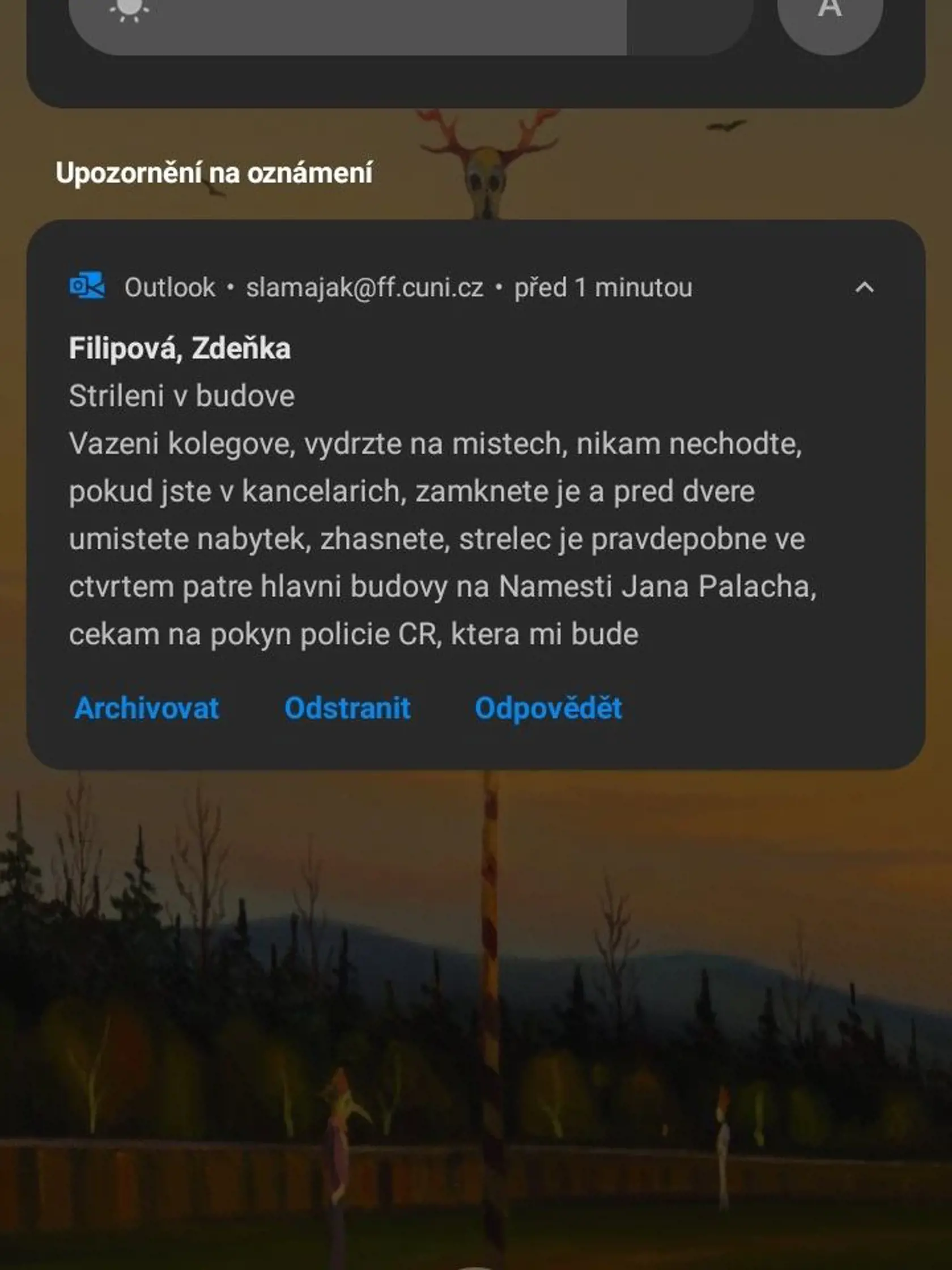 Na sociálnej sieti bol zverejnený mail zo školskej budovy, kde sa mal útočník so zbraňou nachádzať.