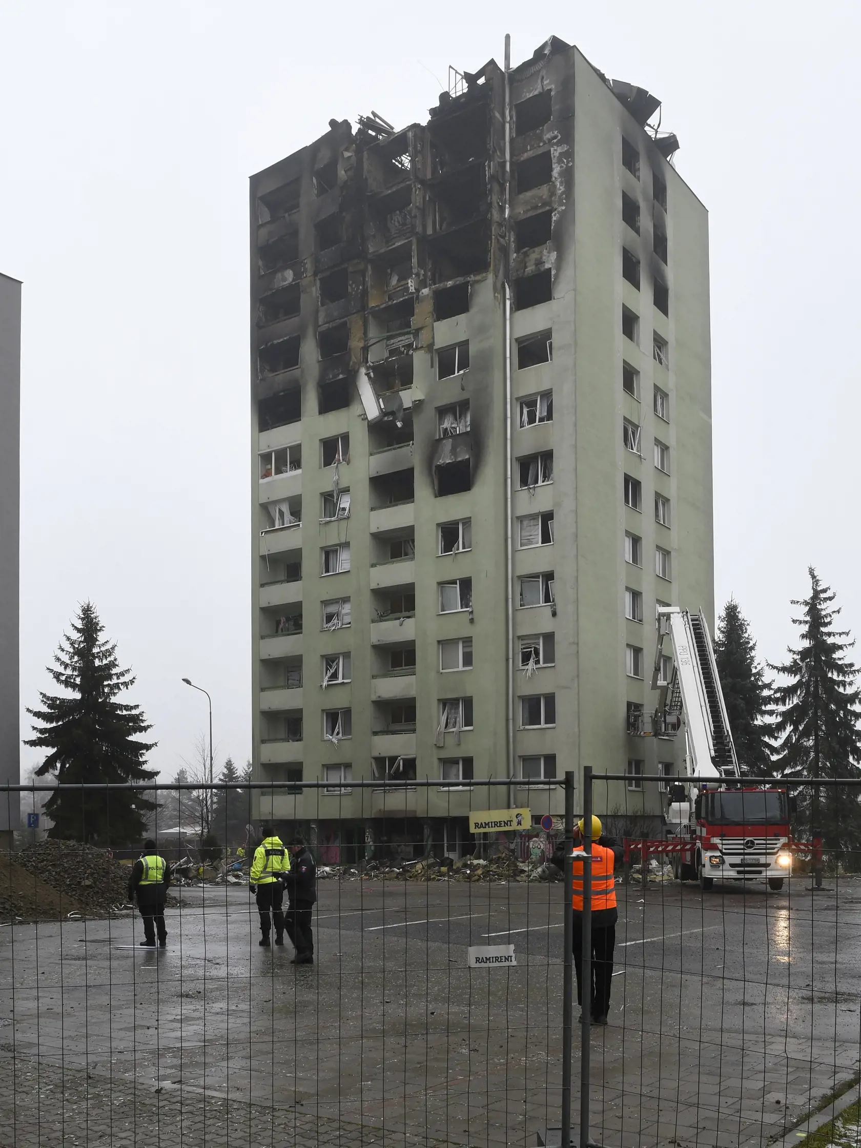 Na snímke obhliadka bytovky po výbuchu plynu v Prešove zo dňa 6. decembra 2019. Okolo bytovky na Mukačevskej ulici v Prešove sa taktiež 9. decembra 2019 postavil plot. Prešov 9. decembra 2019 FOTO TASR – Milan Kapusta
