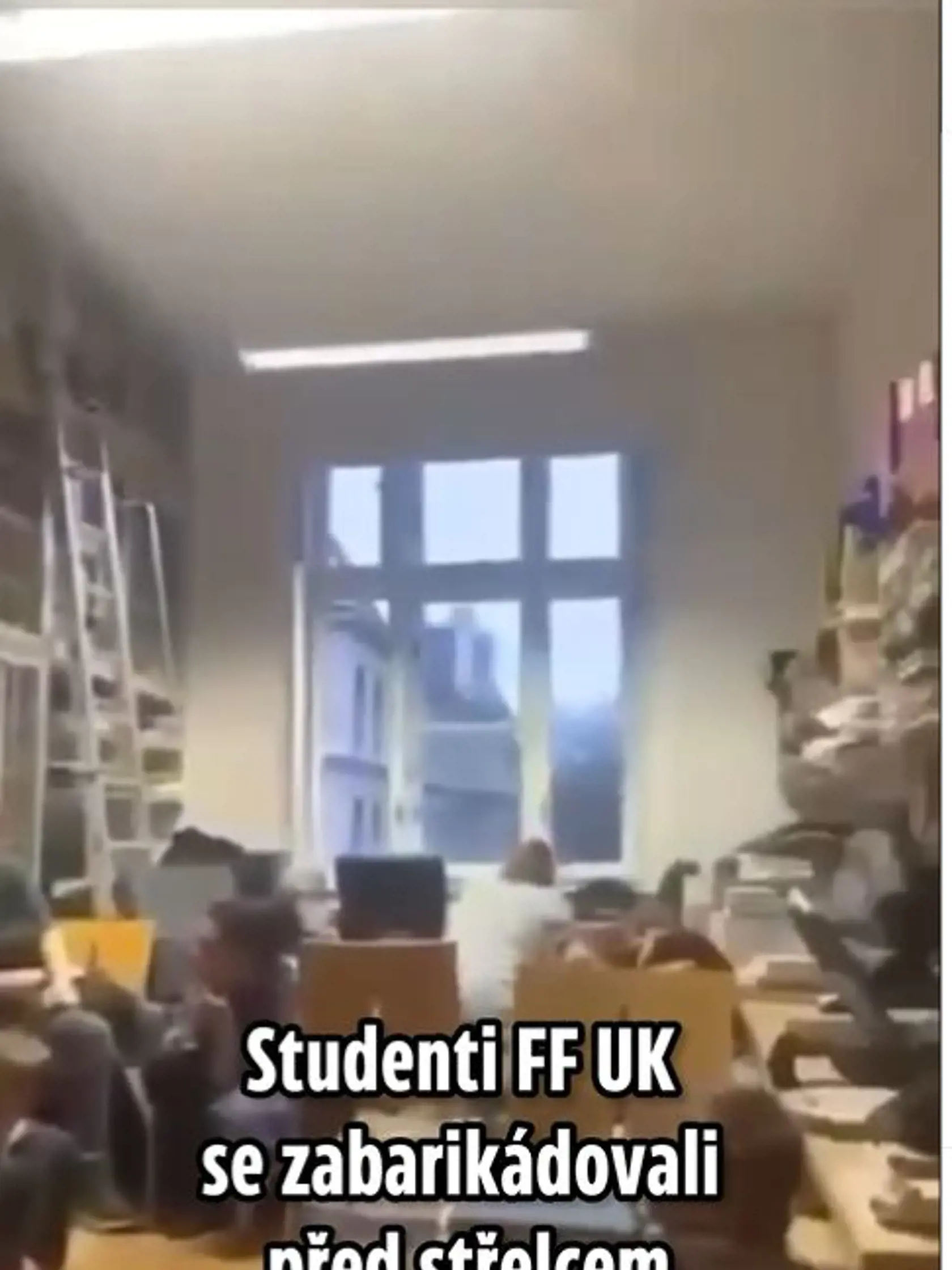 Zabarikádovaní študenti v triede.