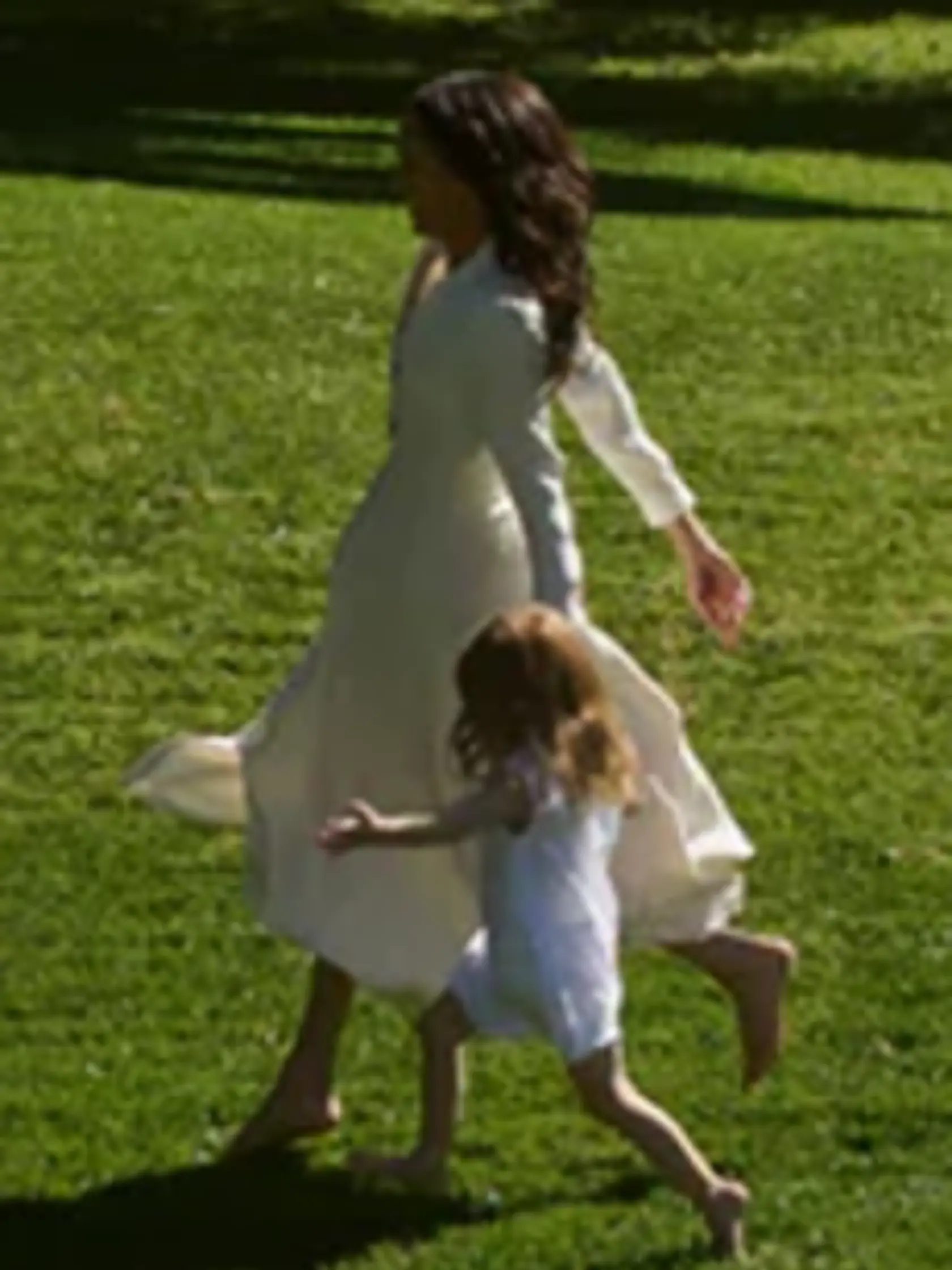 Meghan na úvodnej stránke svojho nového internetového obchodu zverejnila fotografiu svojej dcéry Lilibet.