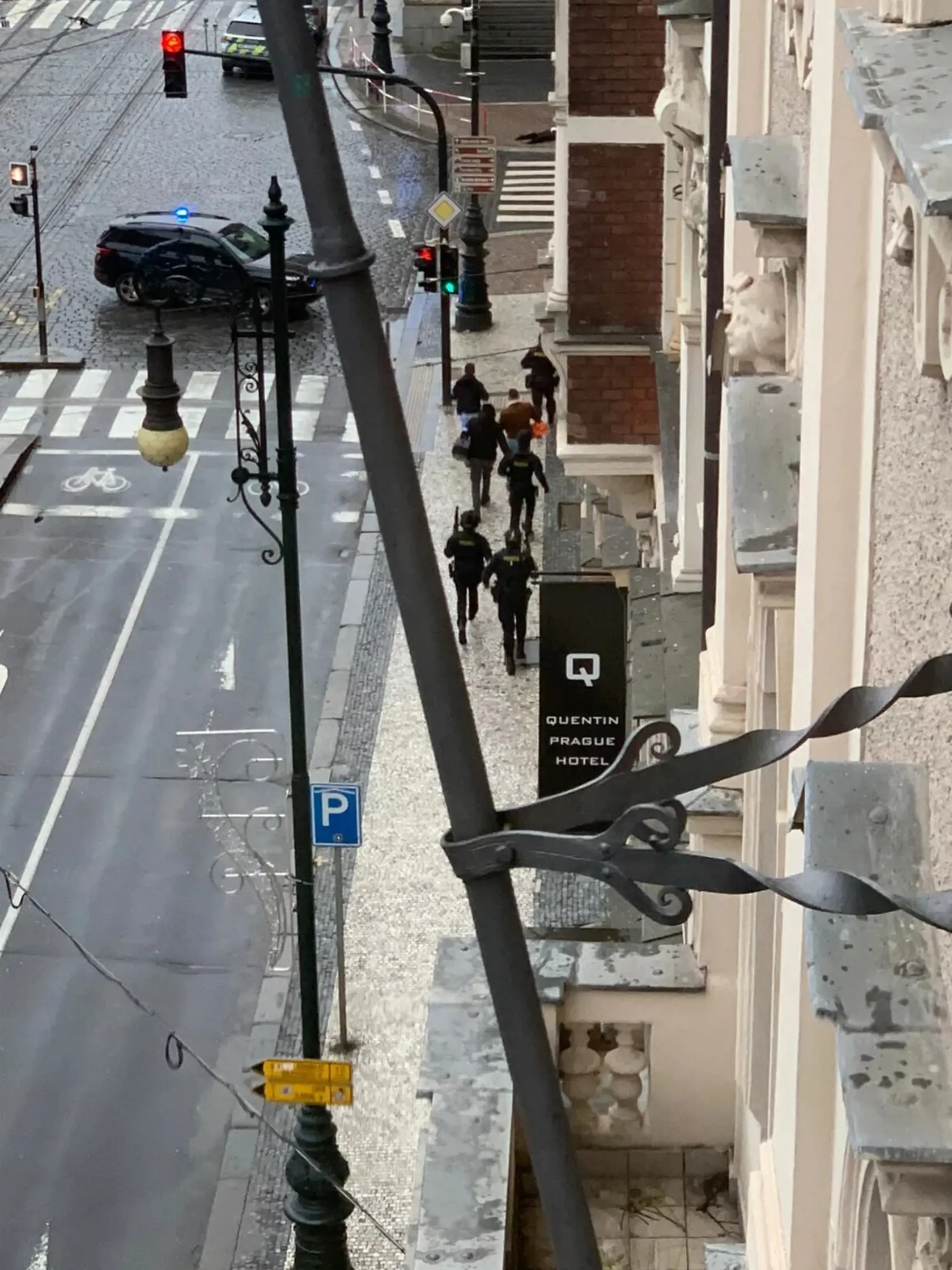 Ozbrojený 24-ročný študent strieľa v priestoroch pražskej Filozofickej fakulty na ľudí. Najmenej 15 osôb prišlo o život.