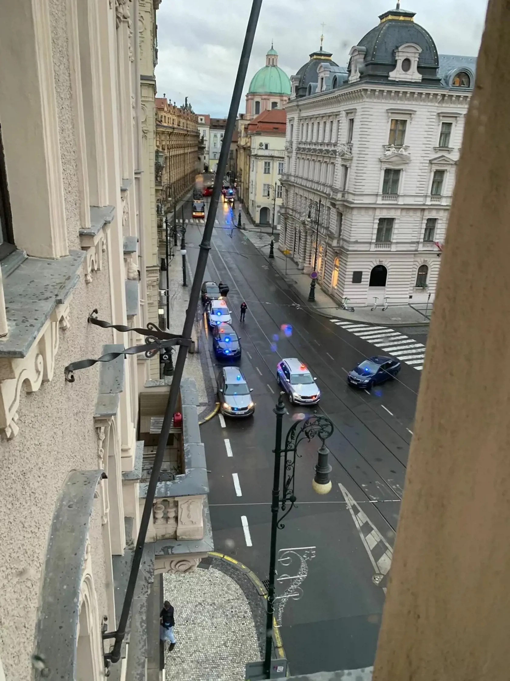 Ozbrojený 24-ročný študent strieľa v priestoroch pražskej Filozofickej fakulty na ľudí. Najmenej 15 osôb prišlo o život.