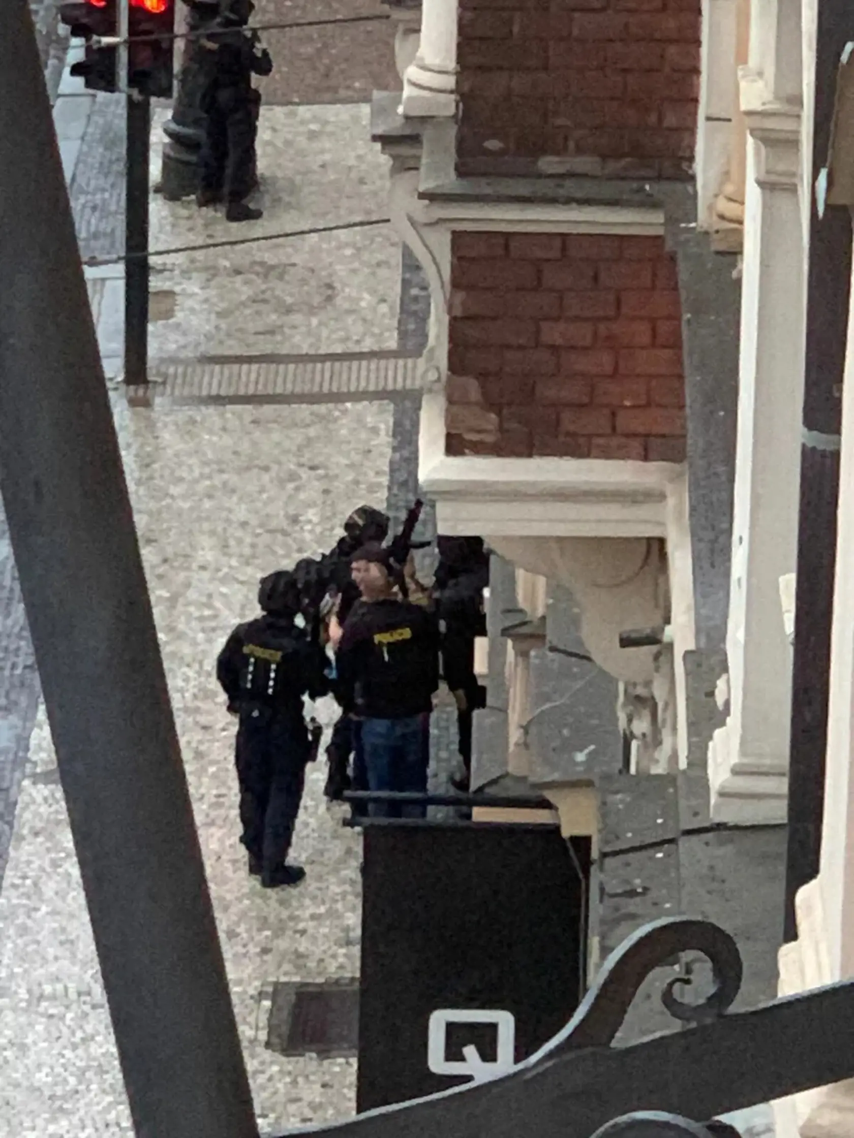 Ozbrojený 24-ročný študent strieľa v priestoroch pražskej Filozofickej fakulty na ľudí. Najmenej 15 osôb prišlo o život.