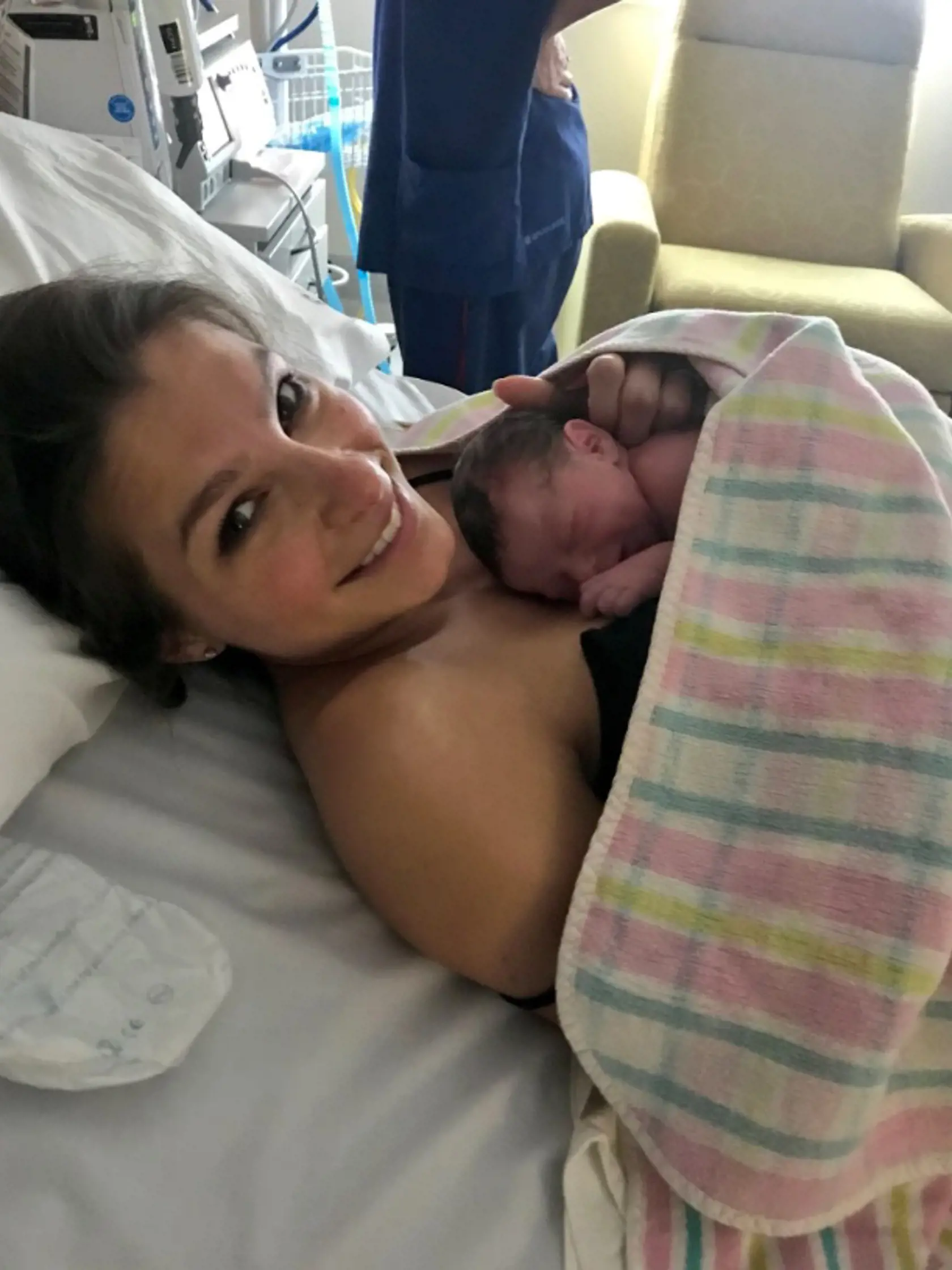 Casey Stoner uverejnil aj takýto odvážny záber svojej manželky tesne po pôrode.