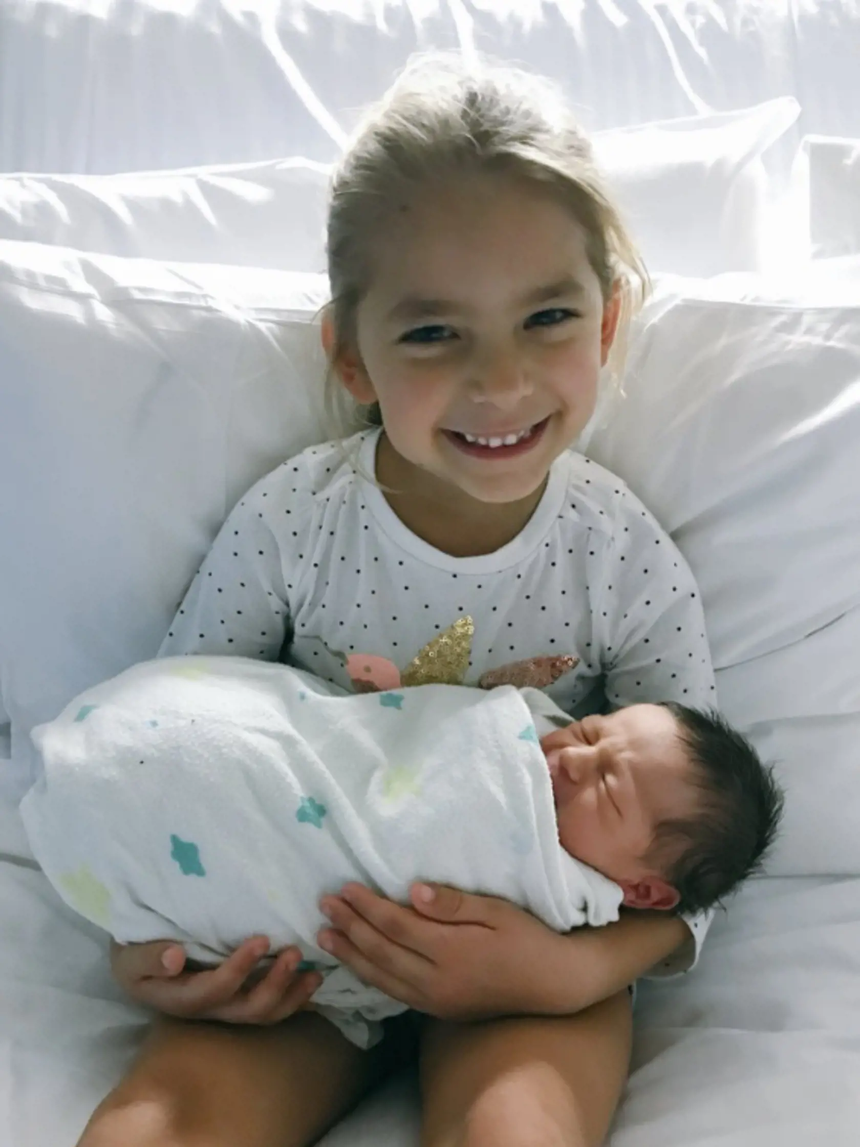 Dcérka Alessandra Maria dostala sestričku, z ktorej má veľkú radosť.