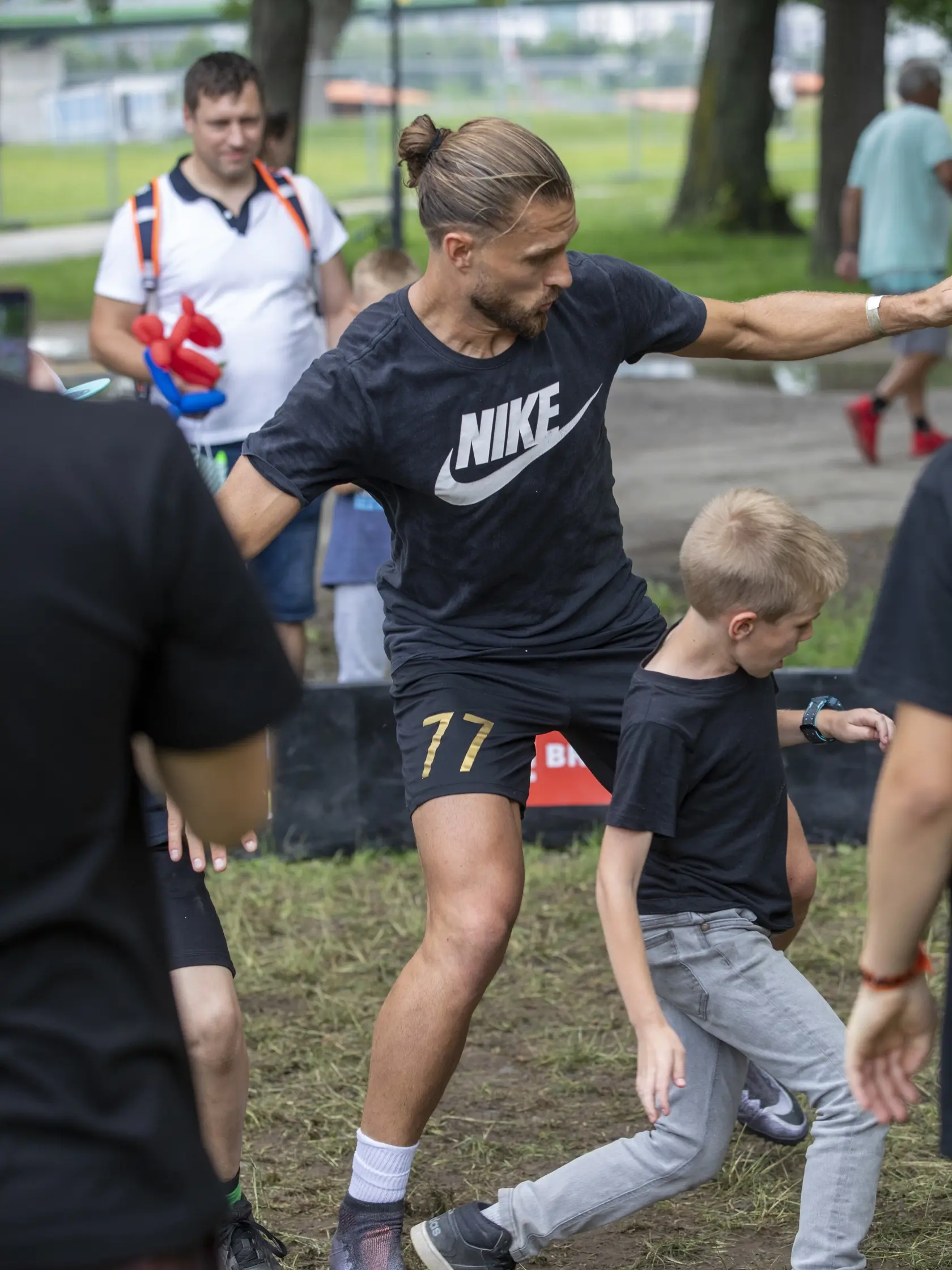 One Way Fest spoločenstva Milosť. Futbalista Erik Čikoš si s deťmi zahral aj futbal.