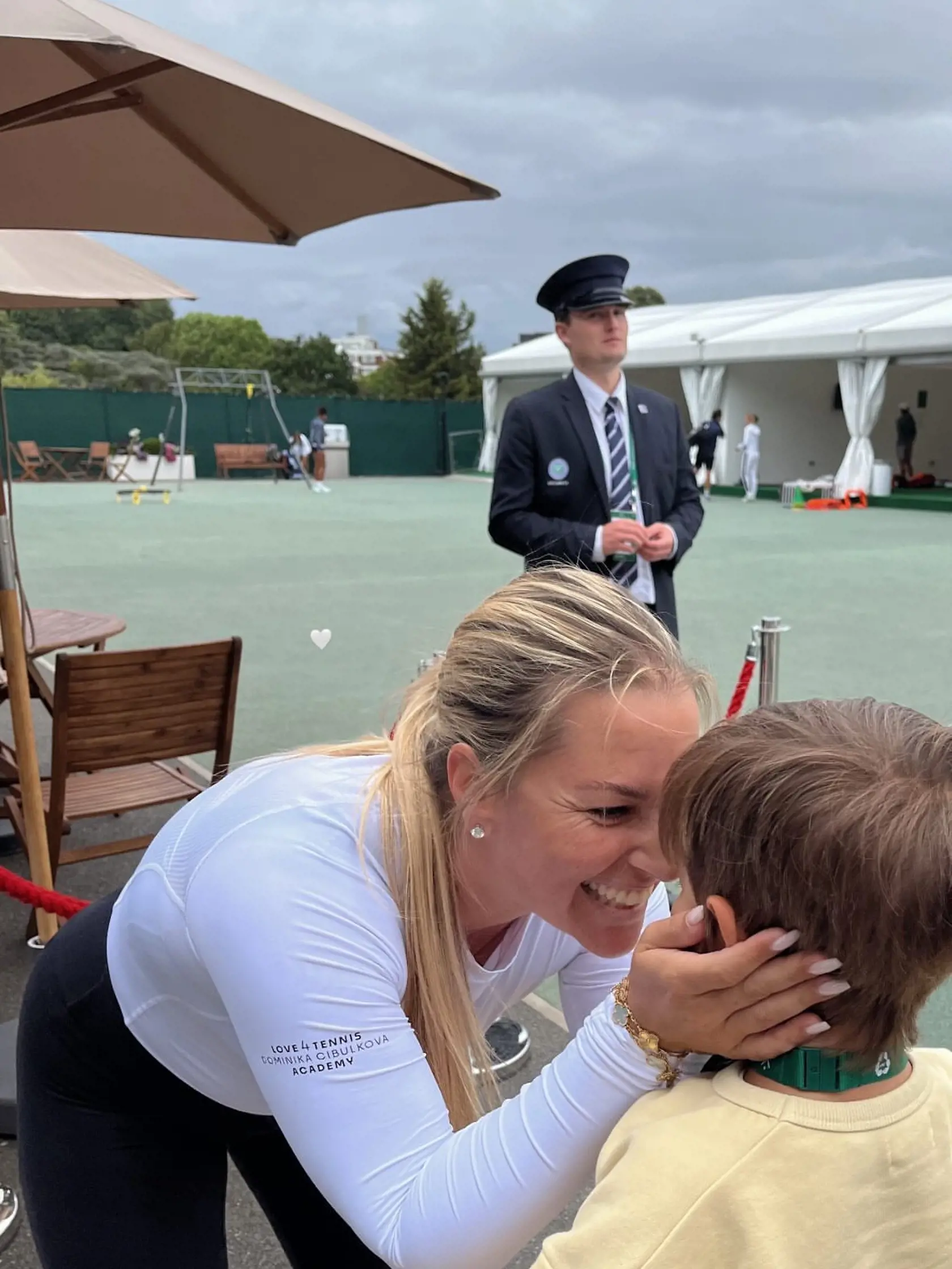 Dominiku Cibulkovú sledoval pri jej tréningu na Wimbledone jej synček Jakubko, z čoho mala naša bývalá tenistka veľkú radosť.
