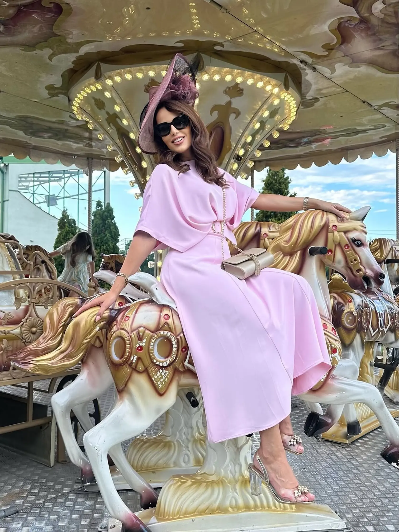 Karin Haydu predviedla na dostihoch skutočne nádherný outfit.