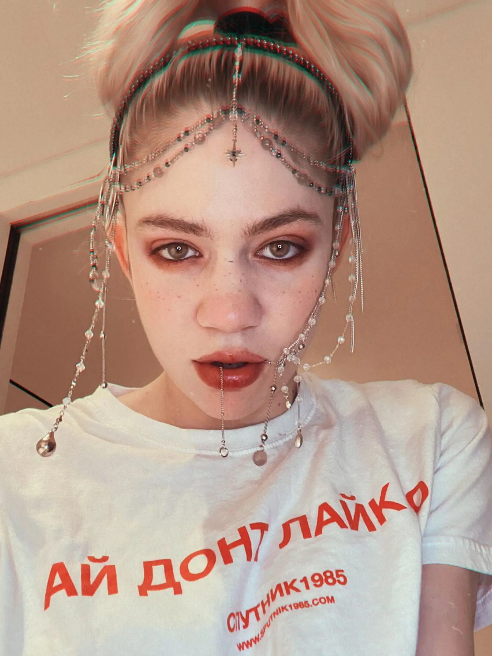 Speváčka Grimes vlastným menom Claire Boucher patrí ku kontroverzným osobnostiam svetového šoubiznisu. Okrem jej hudobnej tvorby je v našich končinách prevažne známa svojim vzťahom s najbohatším mužom sveta Elonom Muskom. Hoci dvojica svoj trojročný vzťah už ukončila, stále láka pozornosť médií.