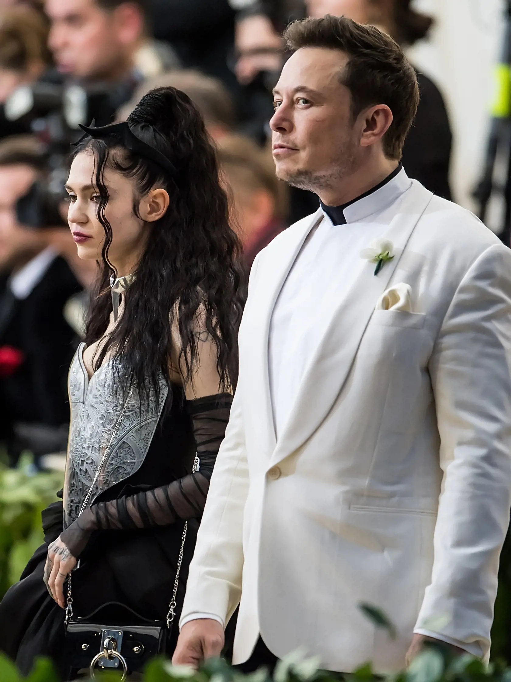 Elon Musk má so speváčkou Grimes dve deti.  Kontroverznejšie mená ani dostať nemohli. Ich syn sa volá  X AE A-XII Musk (2) a dcéra dostala meno  Exa Dark Sideræl Musk (1). Mená ich detí boli častou témou. Exa podľa speváčky odkazuje na super počítačový termín exaFLOPS, zatiaľ čo Dark predstavuje všetko „temné a neznáme“.