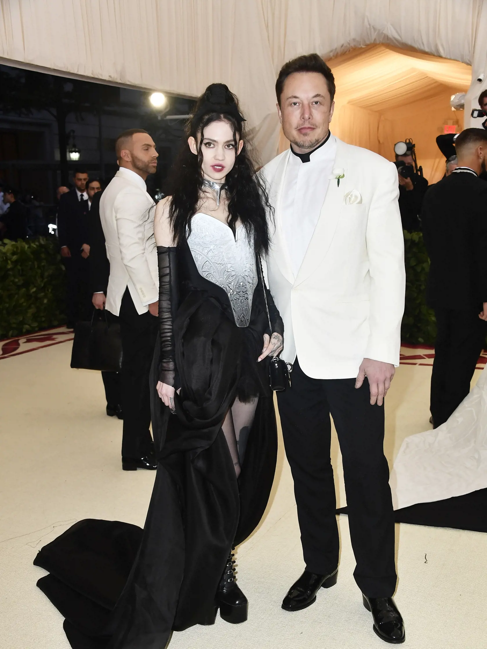 Elon Musk má so speváčkou Grimes dve deti.  Kontroverznejšie mená ani dostať nemohli. Ich syn sa volá  X AE A-XII Musk (2) a dcéra dostala meno  Exa Dark Sideræl Musk (1). Mená ich detí boli častou témou. Exa podľa speváčky odkazuje na super počítačový termín exaFLOPS, zatiaľ čo Dark predstavuje všetko „temné a neznáme“.