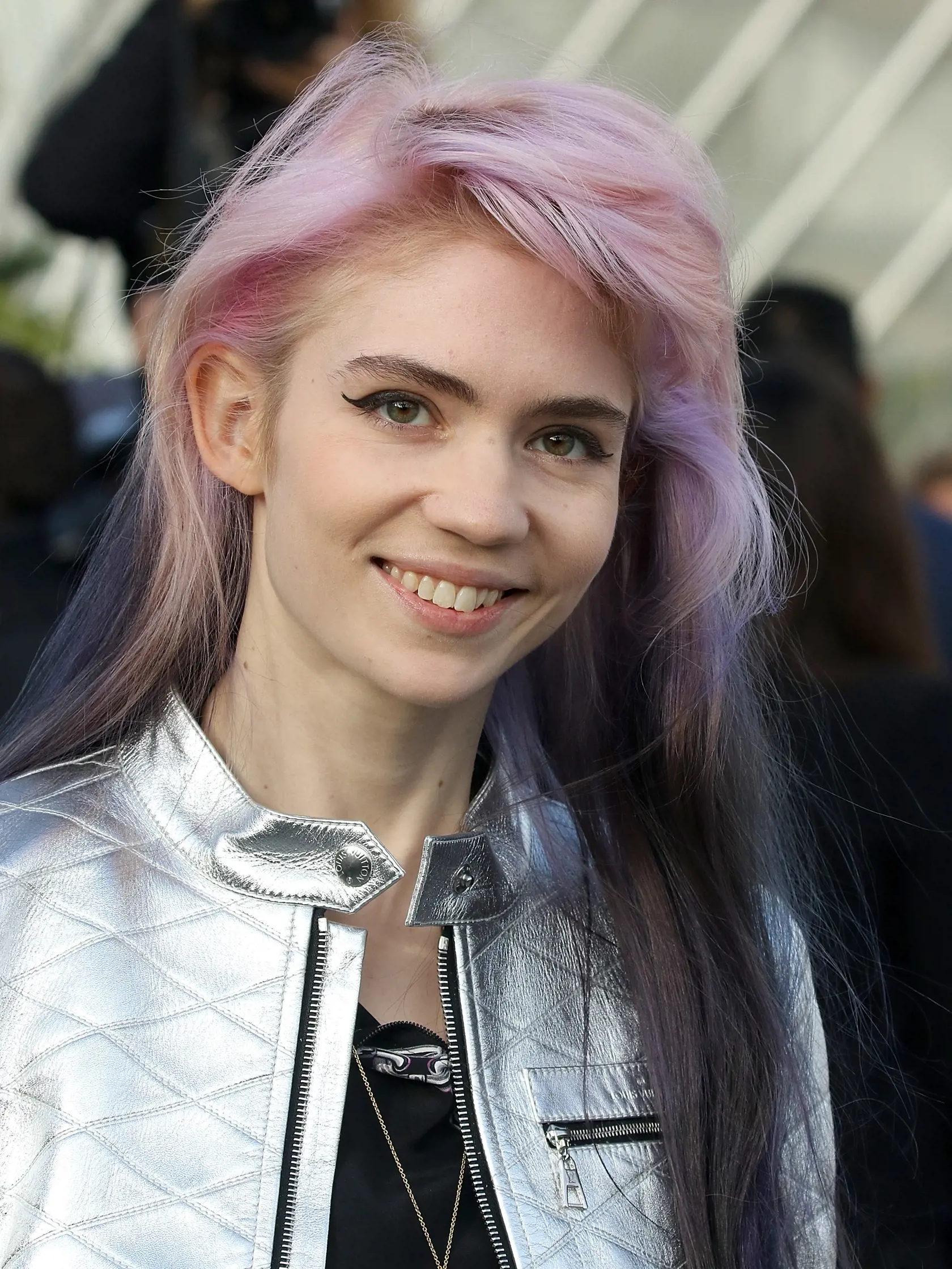 Hudobníčka Grimes je veľkou fanúšičkou scifi a mytológie a neúspešne bojovala za to, aby sa dievča volalo Odyseus, čo bol vraj jej veľký sen. Čo sa škandálov a extravagantnosti týka, obaja slávny rodičia nezaostávajú jeden za druhým. Najnovšie fotografie sú toho dôkazom. Objaviť sa na párty v Evinom rúchu je teda poriadna dávka odvahy.