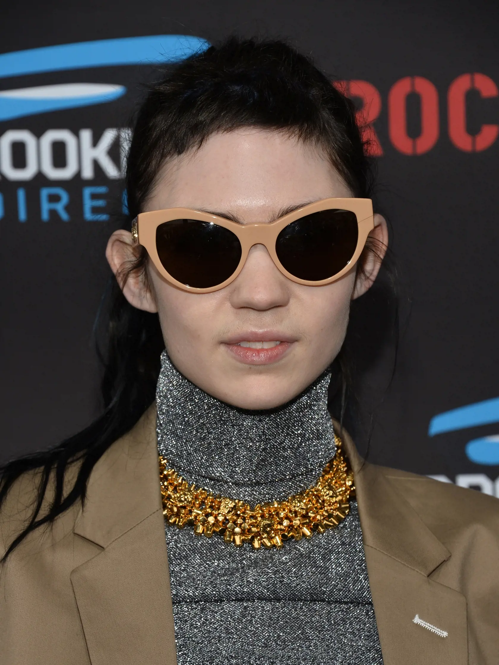 Hudobníčka Grimes je veľkou fanúšičkou scifi a mytológie a neúspešne bojovala za to, aby sa dievča volalo Odyseus, čo bol vraj jej veľký sen. Čo sa škandálov a extravagantnosti týka, obaja slávny rodičia nezaostávajú jeden za druhým. Najnovšie fotografie sú toho dôkazom. Objaviť sa na párty v Evinom rúchu je teda poriadna dávka odvahy.