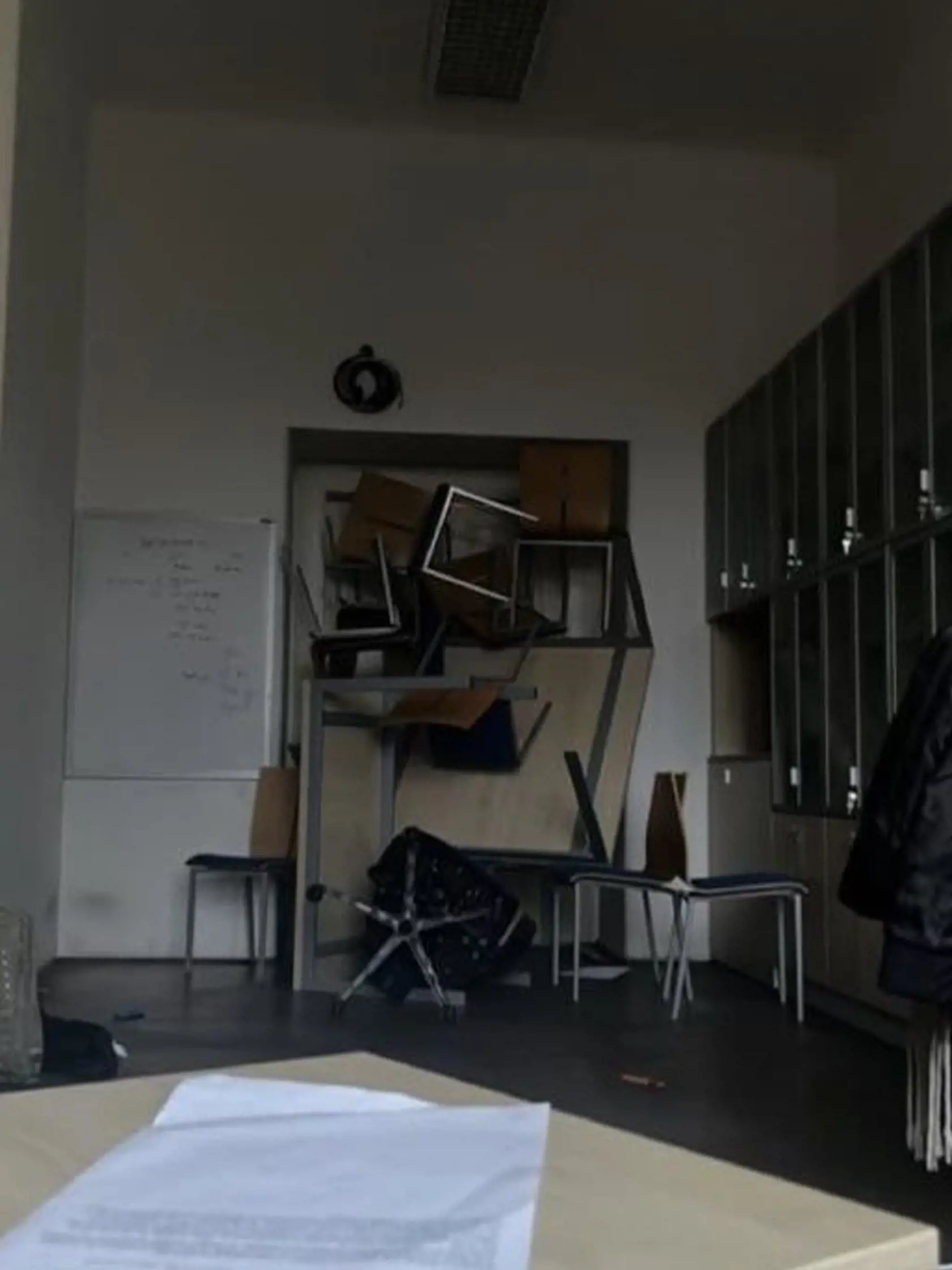 Študenti sa museli v budove  pražskej školy zabarikádovať až do príchodu polície.
