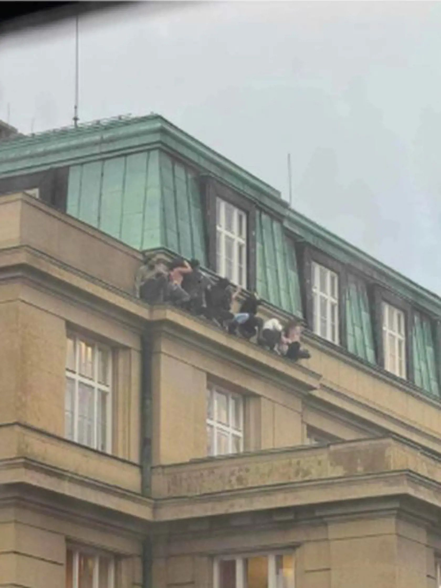 Vystrašení študenti sa počas streľby na pražskej škole skrývali na streche.