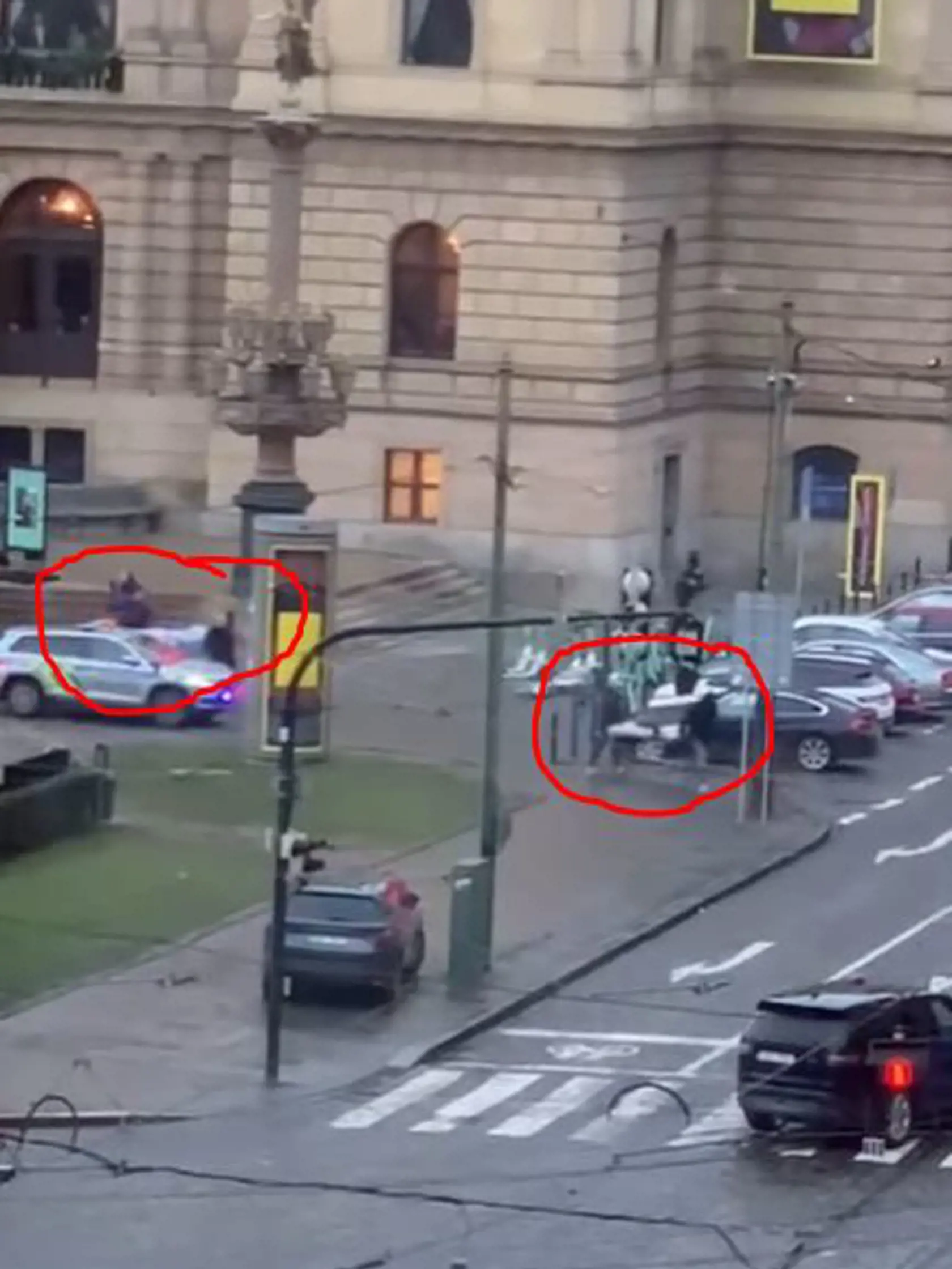 Zo školy vynášali telá obetí.