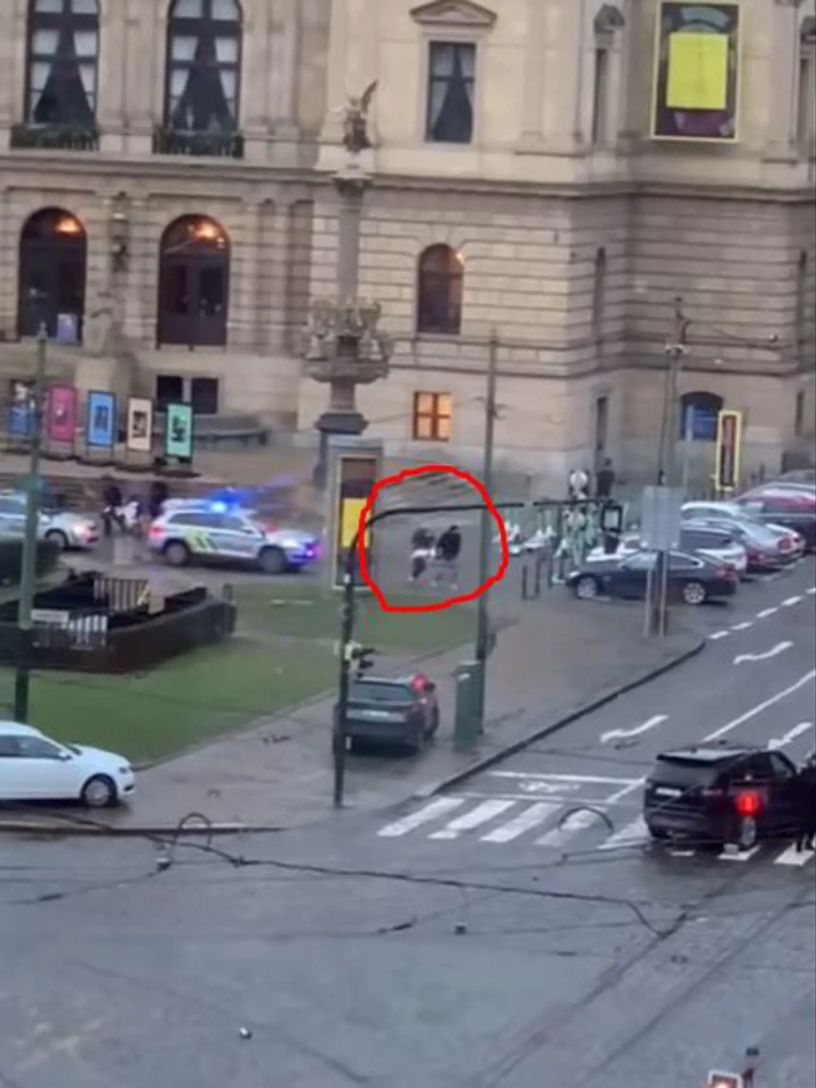 Zo školy vynášali telá obetí.