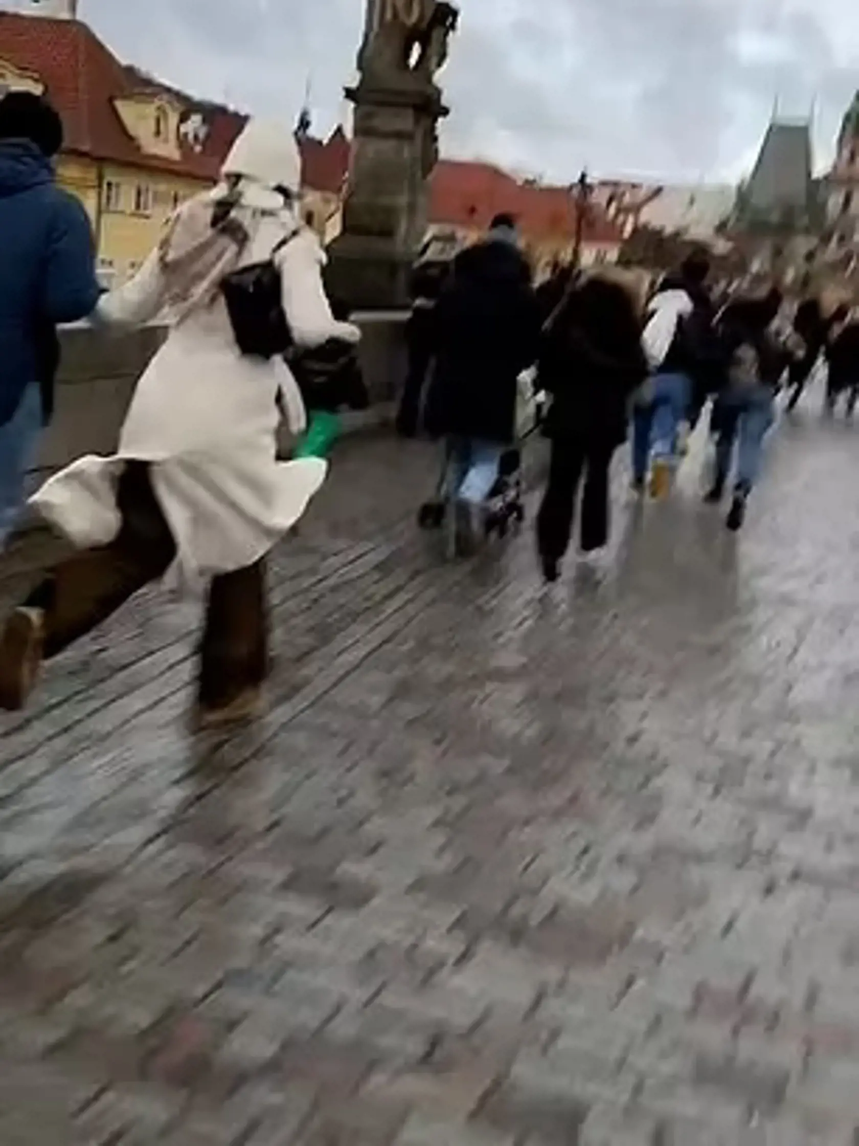Mladík strieľal z balkóna Filozofickej fakulty Karlovej univerzity po ľuďoch na ulici, smerom k Mánesovmu mostu.