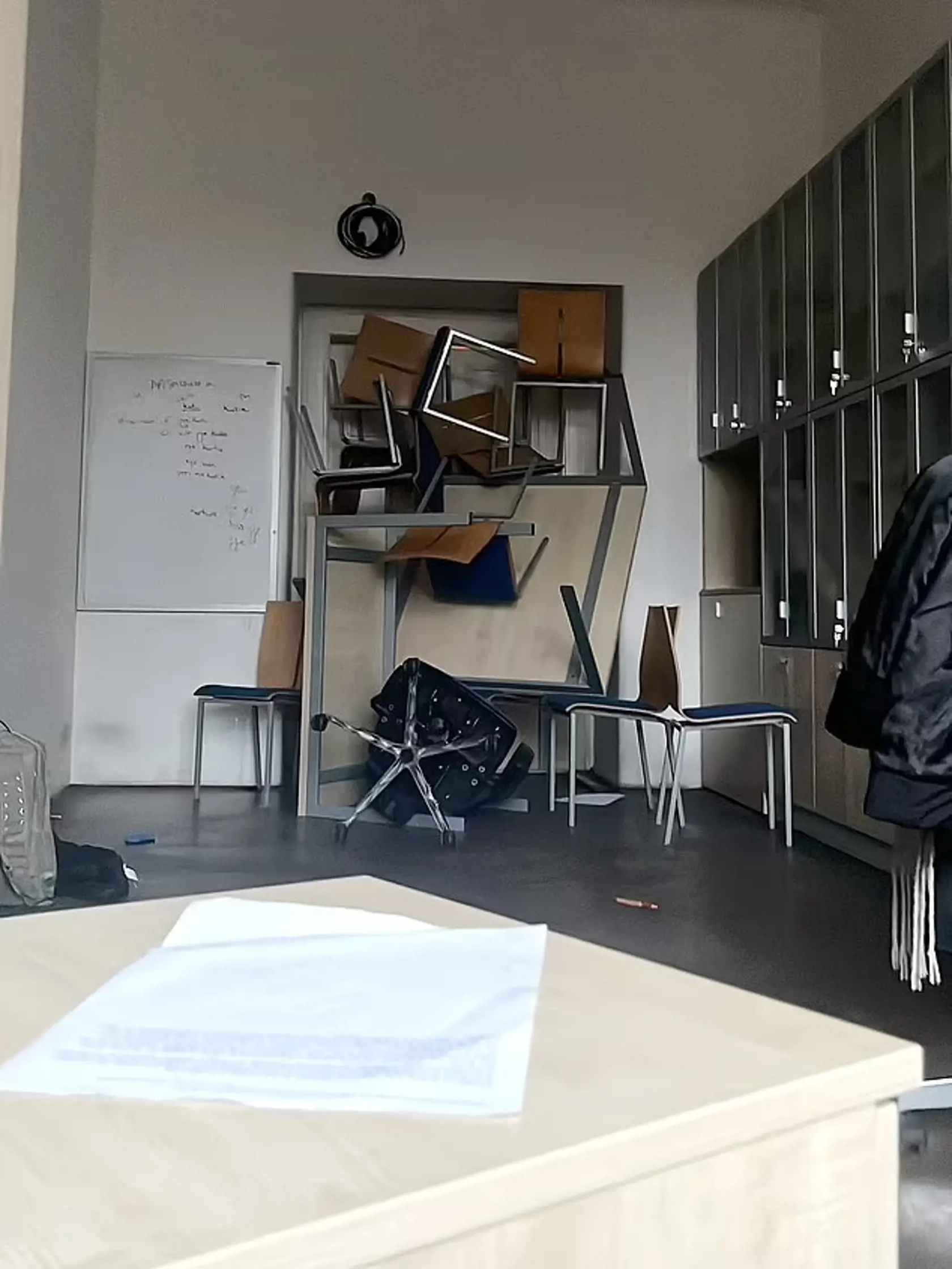 Niektorí pred ozbrojeným študentom utiekli, iní sa zabarikádovali v učebniach.