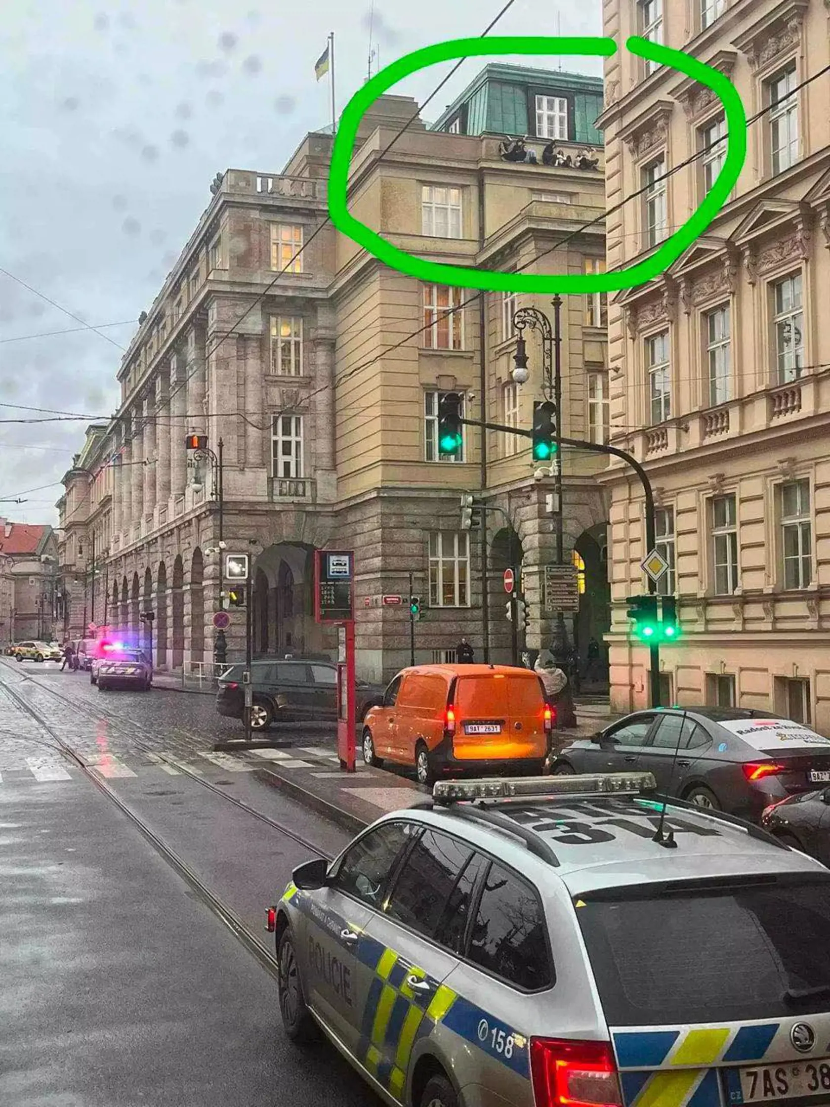 Ľudia sa pred strelcom skrývali na rímsach.