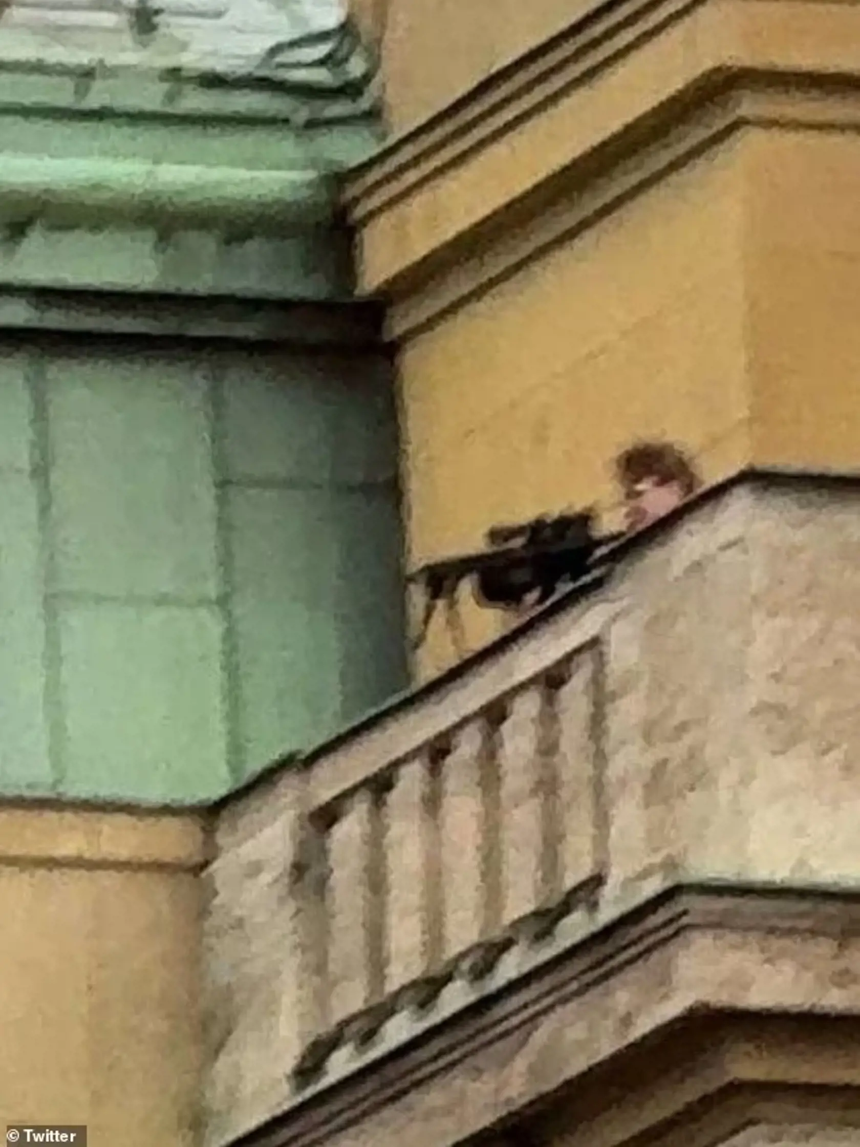 Podľa českých médií v Prahe zabíjal len 24-ročný študent FF Karlovej univerzity, ktorý predtým v dome pri Kladne zabil vlastného otca. Neskôr z balkóna fakulty strieľal puškou po ľuďoch na ulici.