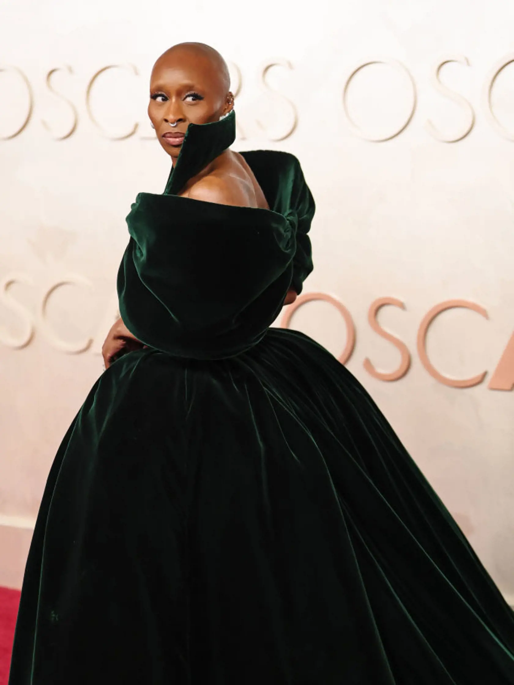 Muzikálová herečka Cynthia Erivo by mohla v tejto dramatickej tmavozelenej zamatovej róbe v tvare mašle so špicatým golierom nielen hrať v Čarodejke, ale aj v Drakulovu ženu.