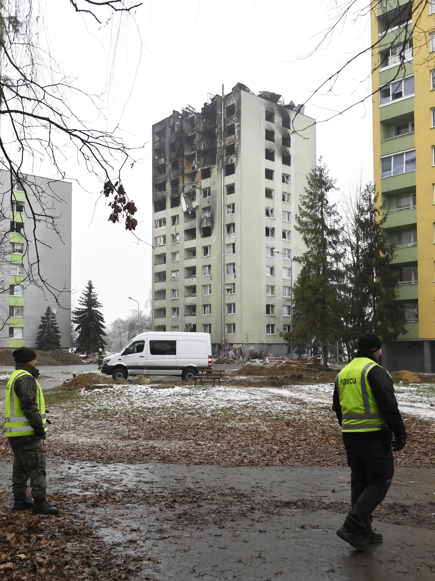 Na snímke polícia stráži zhorený bytový dom v Prešove 8. decembra 2019. Požiar mal vzniknúť po výbuchu horných poschodí 12-podlažnej bytovky v piatok pred 12.15 h. FOTO TASR - František Iván