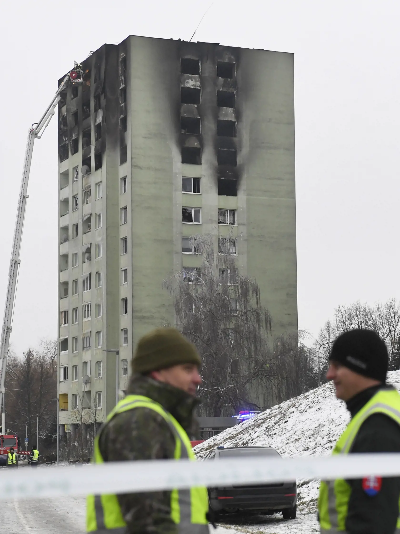 Na snímke zhorený bytový dom v Prešove 7. decembra 2019. Požiar mal vzniknúť po výbuchu horných poschodí 12-podlažnej bytovky v piatok pred 12.15 h. Polícia zatiaľ potvrdila päť obetí, 40 ľudí bolo zranených.  FOTO TASR - František Iván
