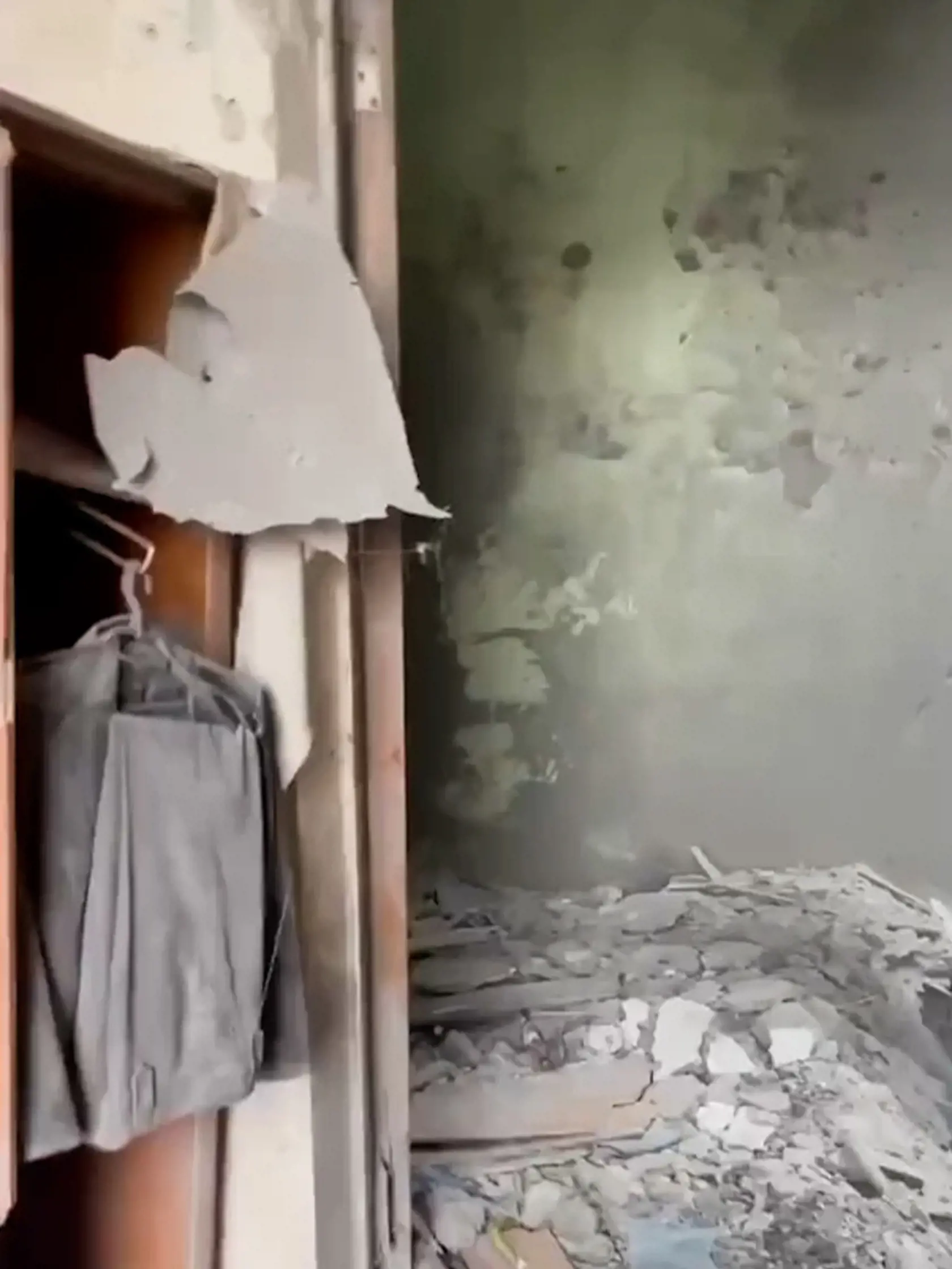 Charkov zasiahli raketové útoky ruskej armády už v pondelok; tie si vyžiadali najmenej 11 obetí na životoch a desiatky zranených. Zničených bolo 87 obytných budov.