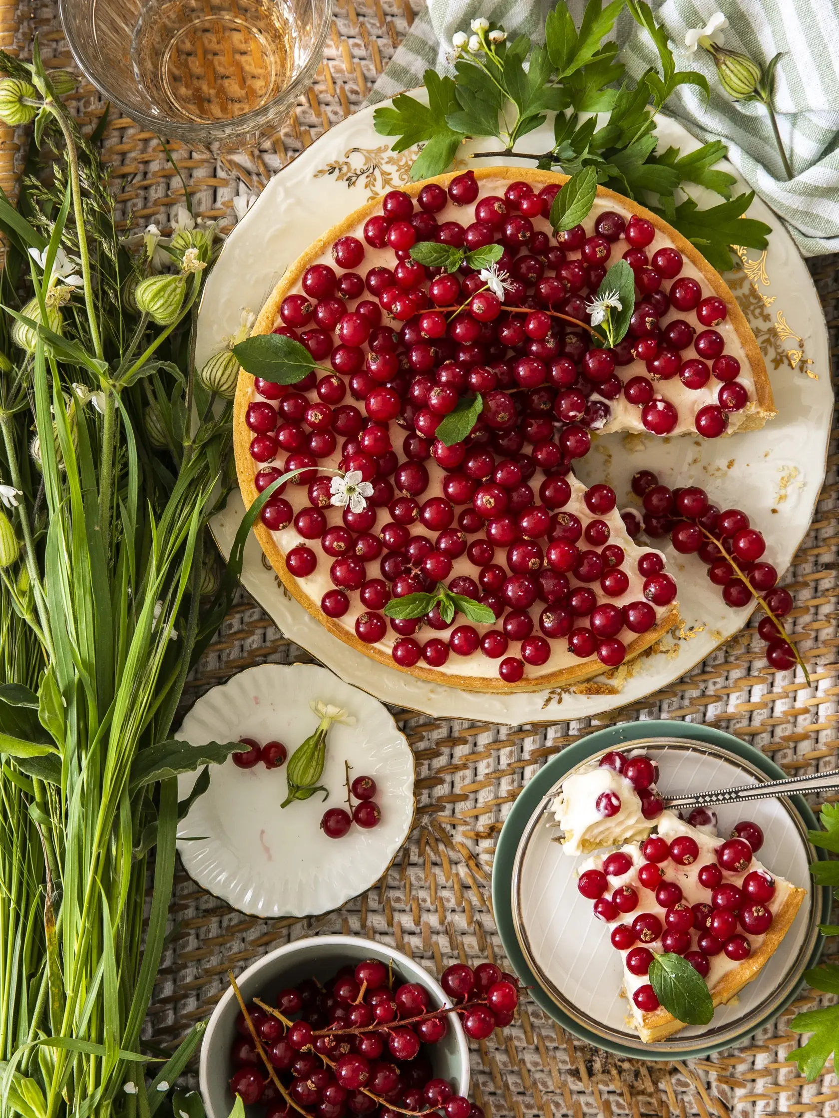 ríbezľový koláč s vanilkovým krémom

recept:
8 AŽ 10 PORCIÍ, PRÍPRAVA 35 MINÚT, CHLADENIE
Na cesto:
• 220 g hladkej múky • štipka soli • 75 g práškového cukru • 130 g studeného masla • 3 žĺtky
Na vanilkový krém:
• 250 ml mlieka • 4 lyžice cukru • 1 balíček vanilkového pudingu • 2 žĺtky • 130 g mascarpone
1. Do misy vsypte múku, soľ, cukor, maslo nakrájané na kocky a vypracujte do konzistencie mrveničky. Pridajte žĺtky a vypracujte hladké cesto. Zabaľte ho do potravin