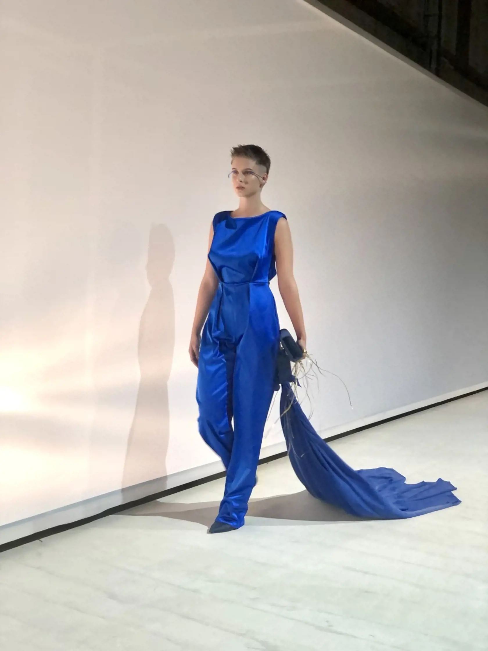 Dcéra prezidentky Emma Čaputová predvádza model Martina Hrču.