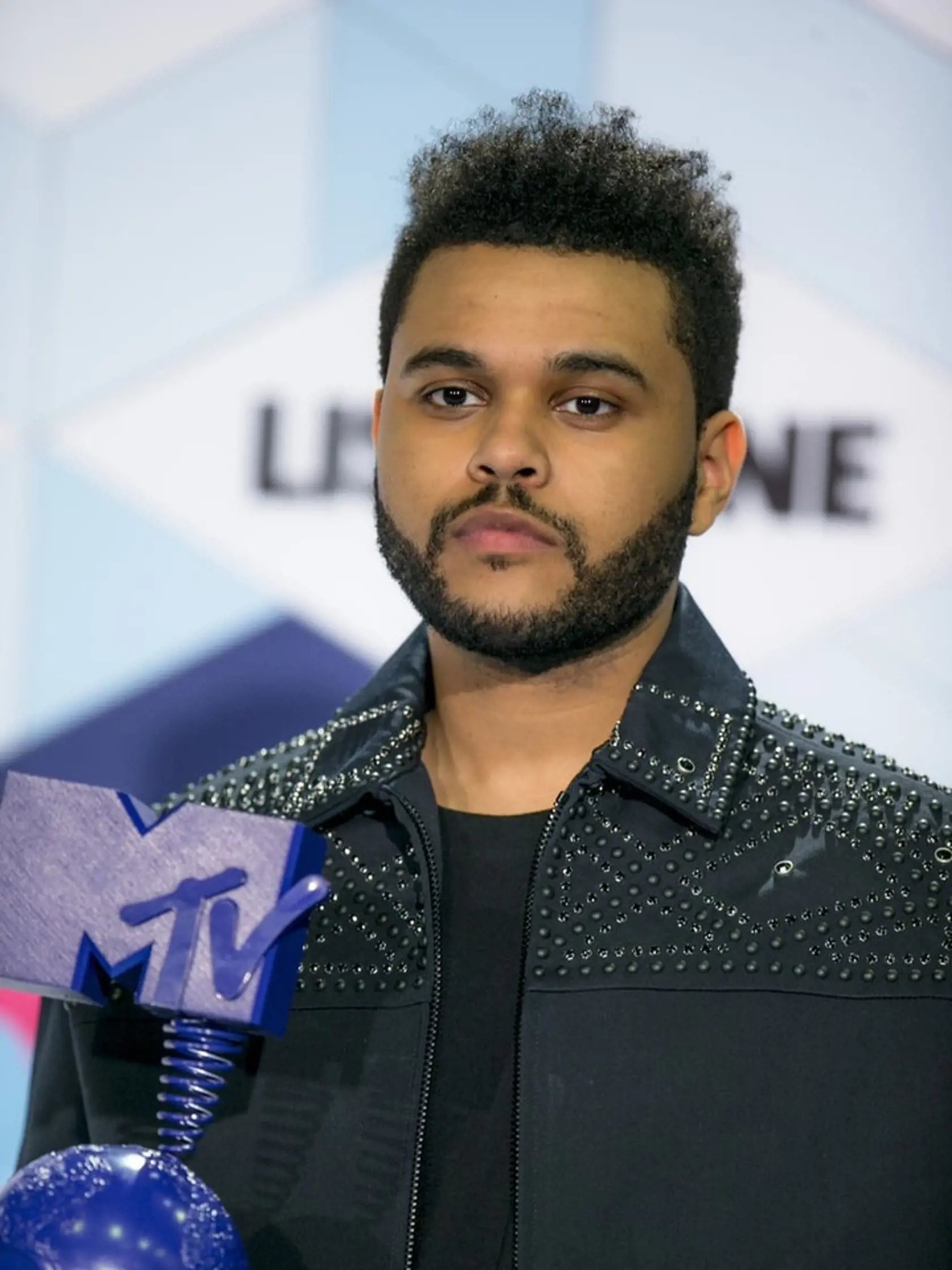 Spevák The Weeknd, ktorý údajne od januára tohto roku tvorí so Selenou pár.