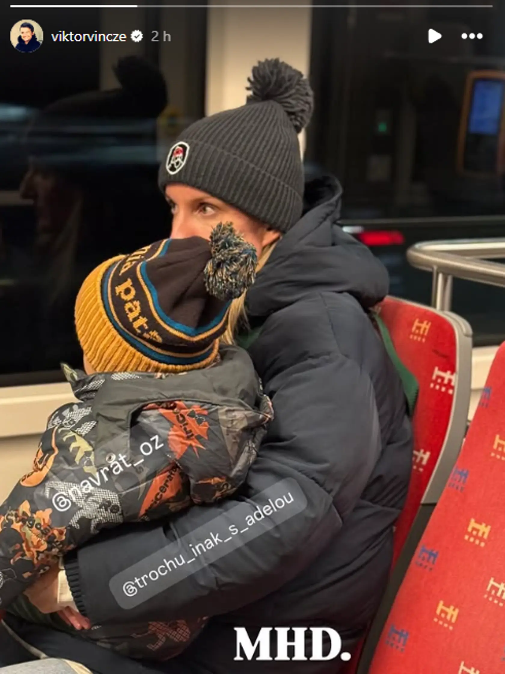 Viktor zdieľal milú fotky Adely so synom Maxíkom. Vinczeovci využívajú MHD často.