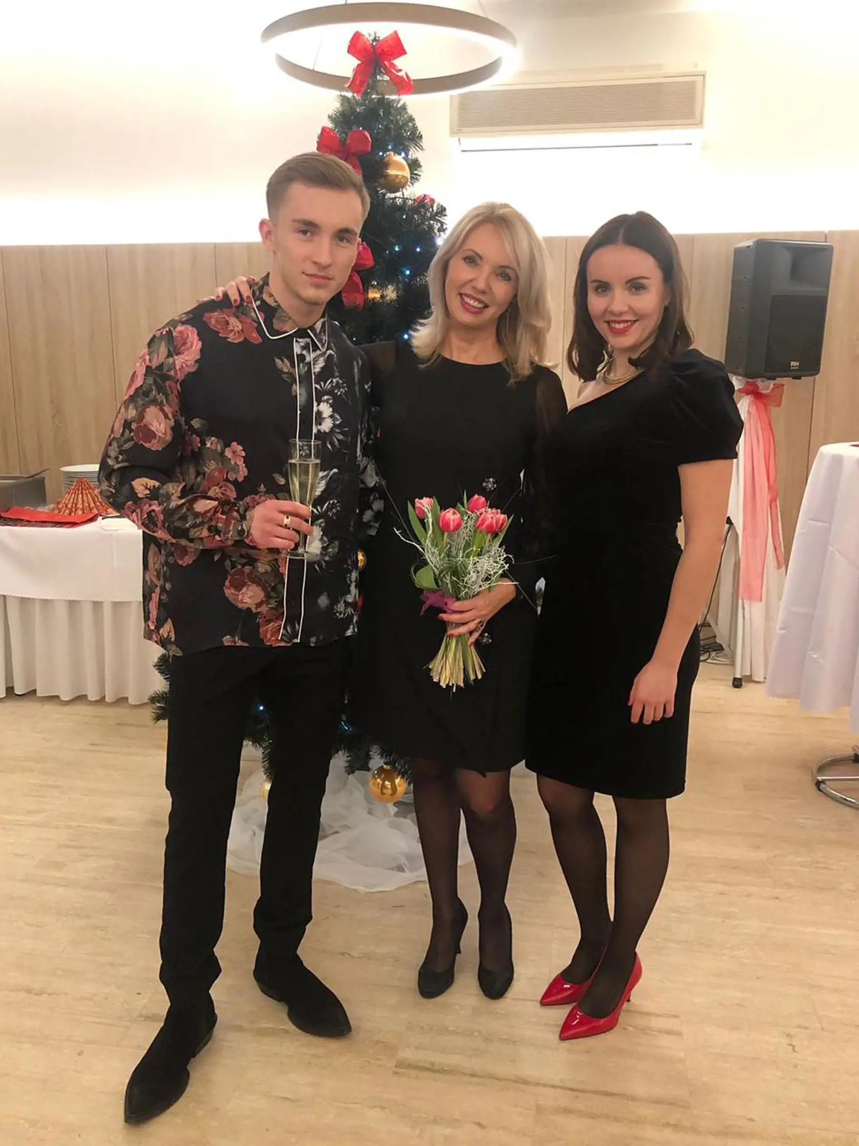 Bývalá poslankyňa SNS Eva Antošová má už deti staršie, no aj tak neskrýva lásku k nim: „Aj keď moje deti sú už takéto veľké vždy ich na Deň detí poteším malým darčekom, pretože pre mňa budú vždy moje deti. Vychutnávam si ich prítomnosť, konzultujeme mnohé udalosti a sledujem ako duševne rastú. Milujem ich ako nikoho iného na svete a tak je to správne.“