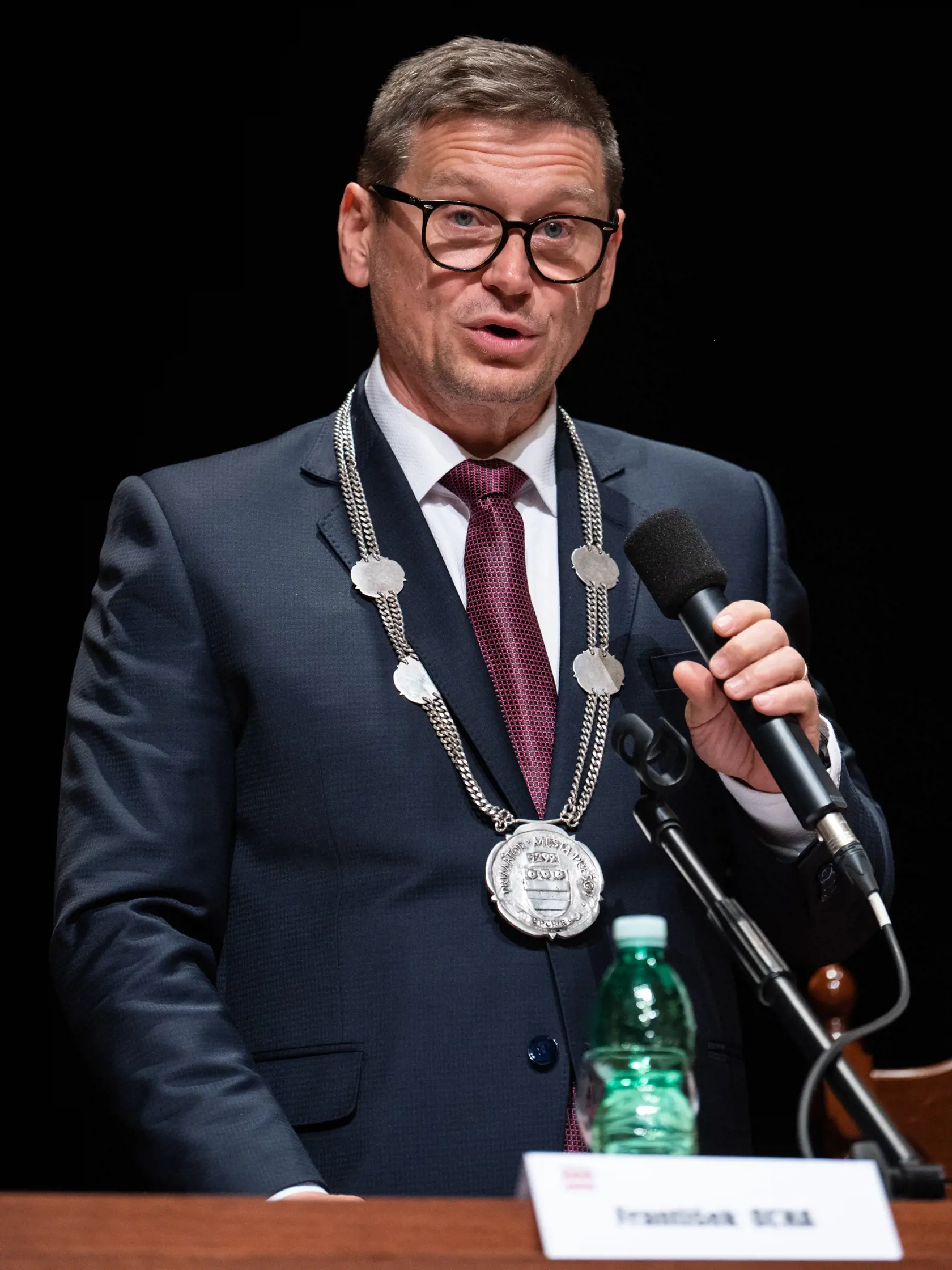 Na snímke nový primátor mesta Prešov František Oľha s insígniou prevzal vedenie mesta počas ustanovujúceho zasadnutia Mestského zastupiteľstva v Prešove 23. novembra 2022. FOTO TASR - Veronika Mihaliková
