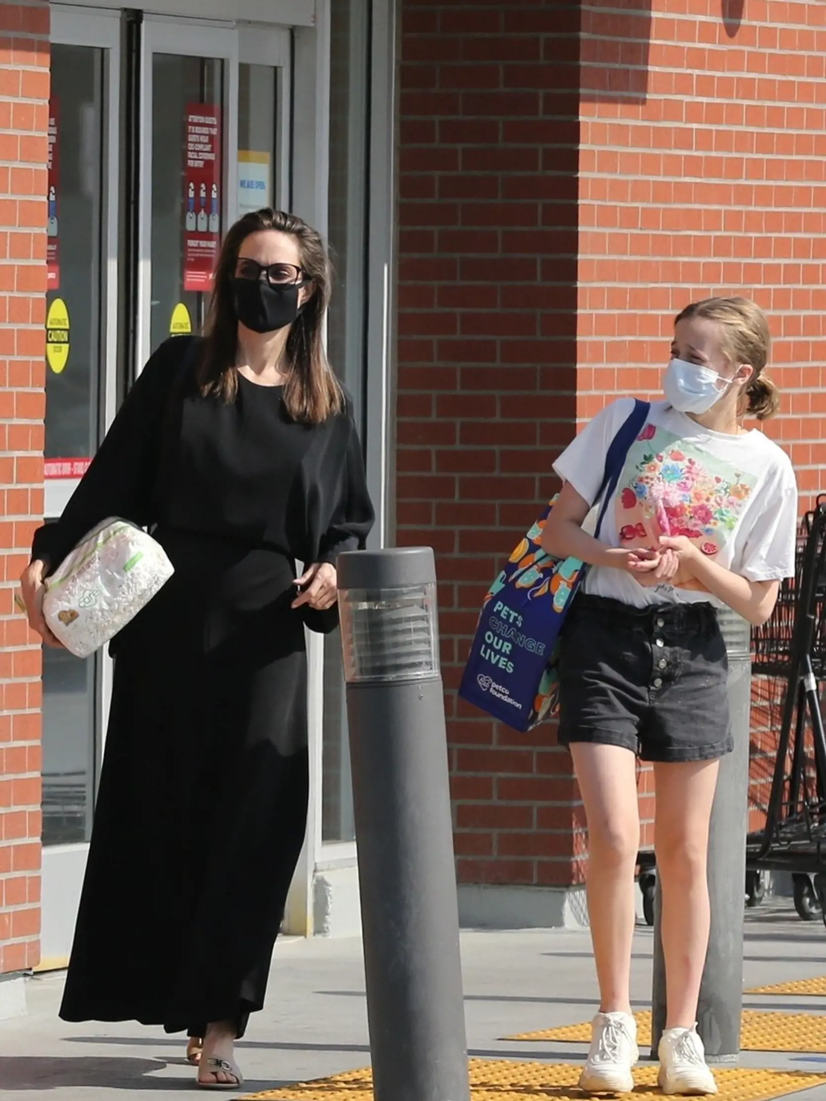 Angelina Jolie strávila deň matiek so svojou najmladšou dcérou Vivianne.