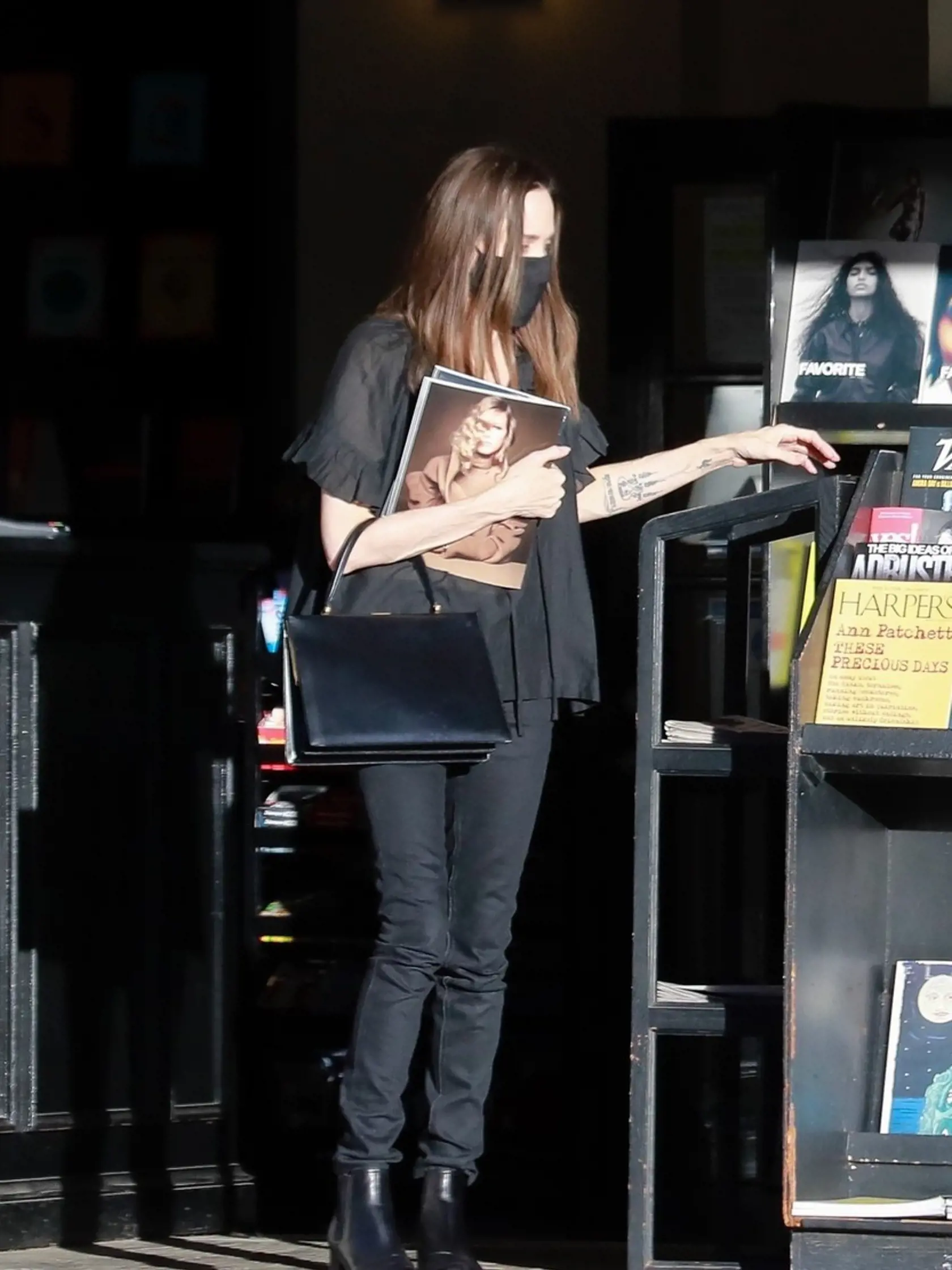 Angelina Jolie ukázala v nohaviciach chudé nohy.