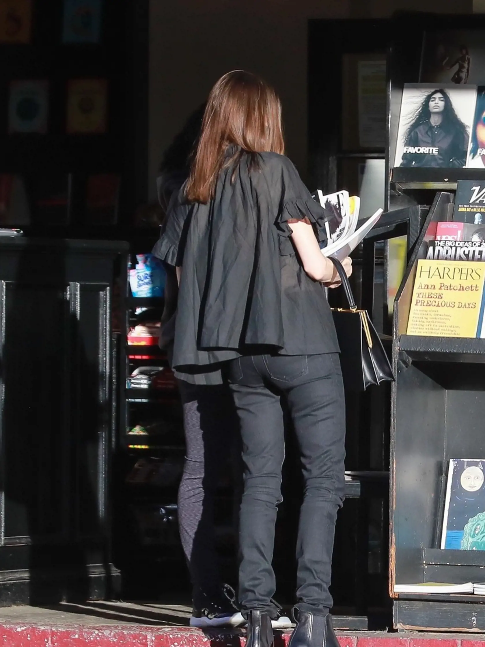 Angelina Jolie ukázala v nohaviciach chudé nohy.