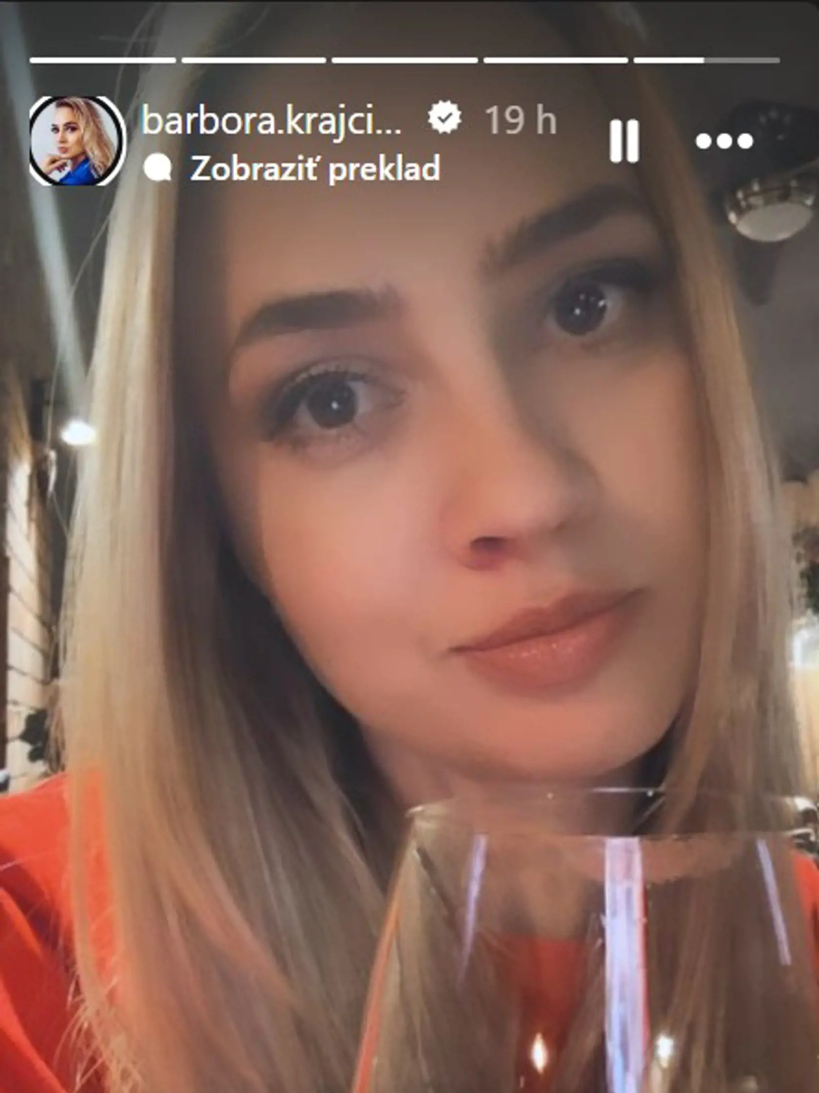 Moderátorka Barbora Krajčírová si s manželom dopriali pohárik vínka.