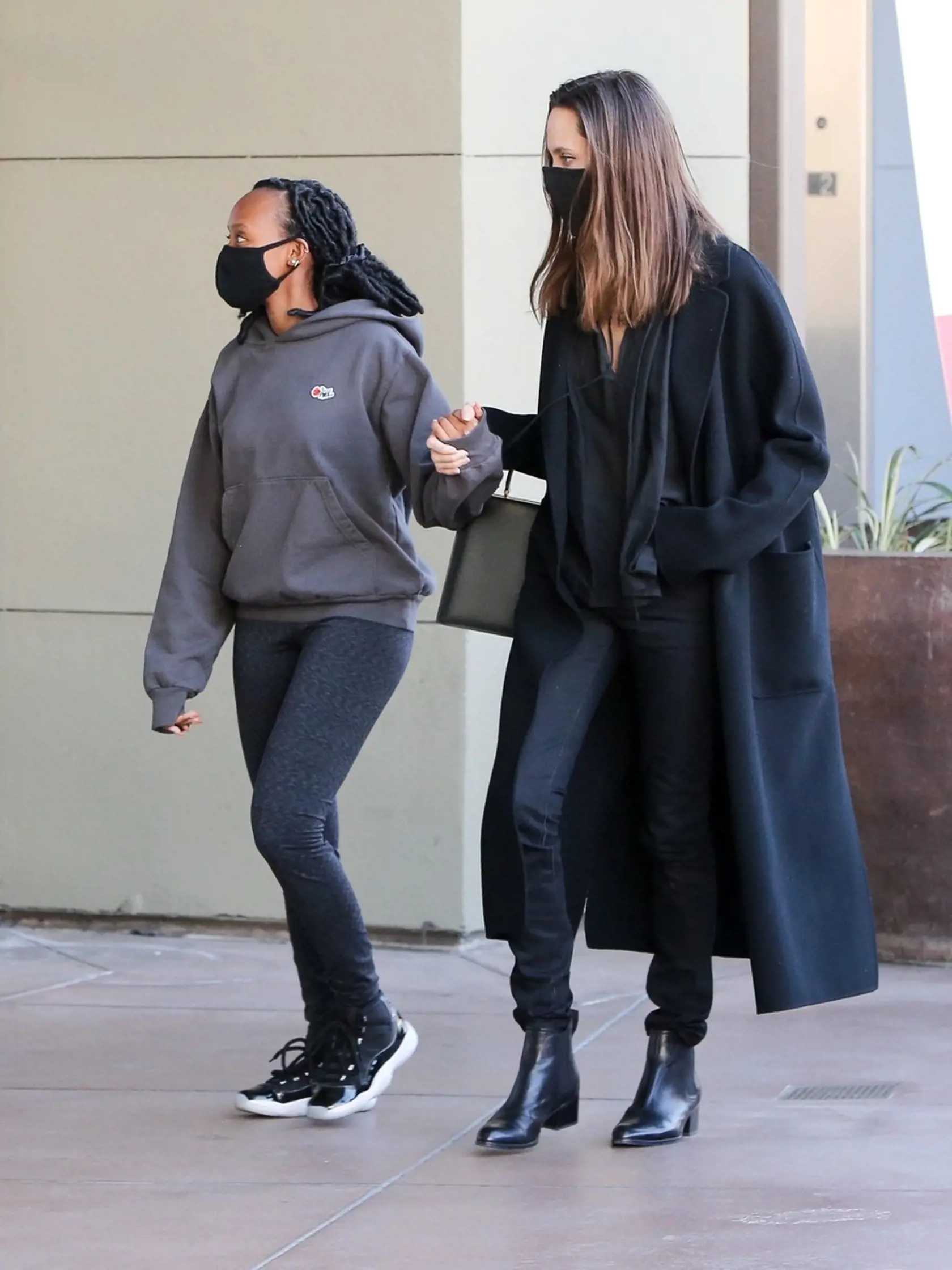 Angelina Jolie išla na nákupy s dcérou Zaharou.