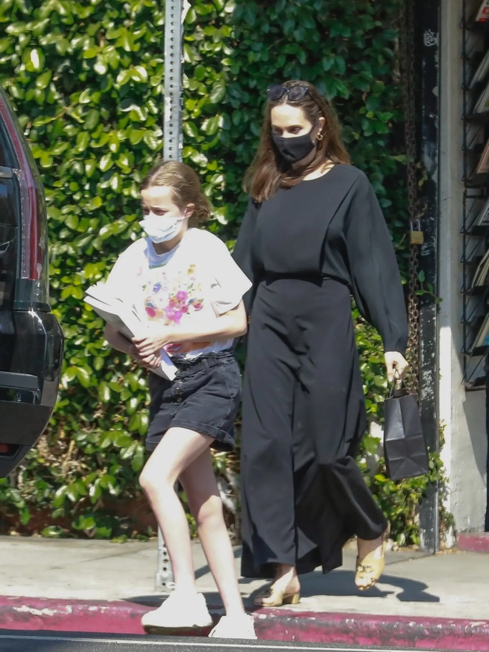 Angelina Jolie strávila deň matiek so svojou najmladšou dcérou Vivianne.