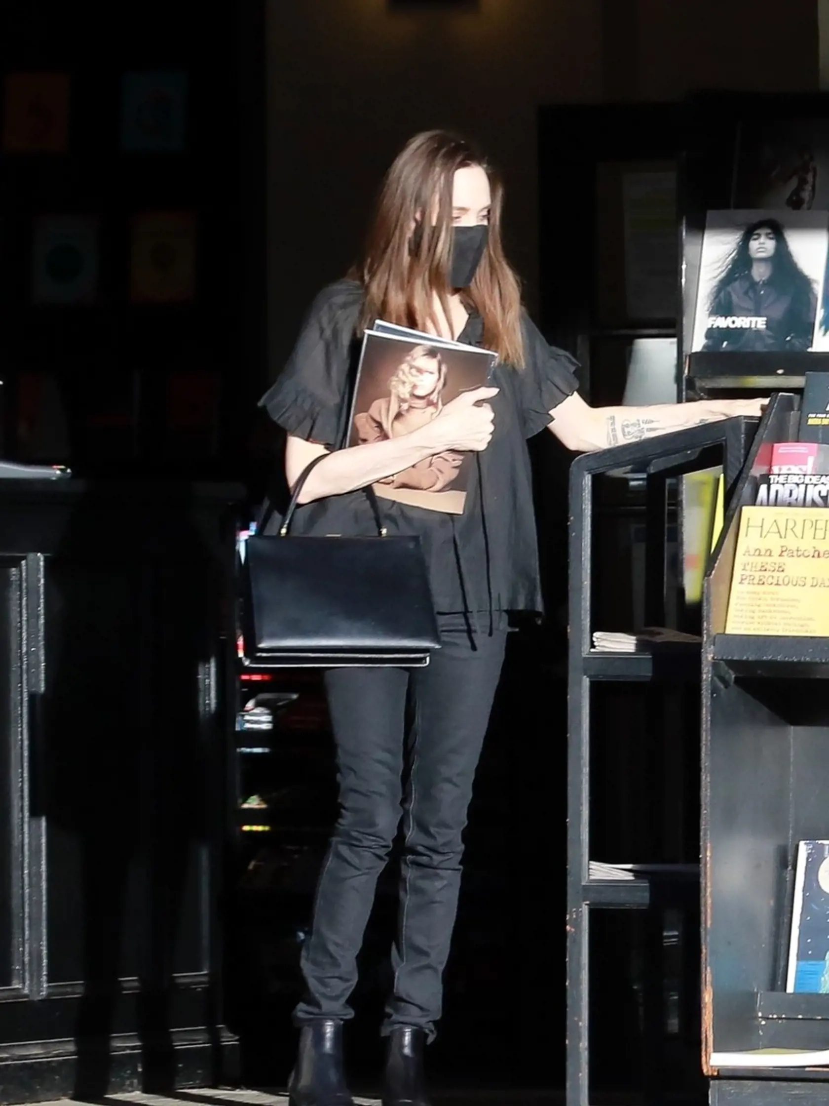 Angelina Jolie ukázala v nohaviciach chudé nohy.