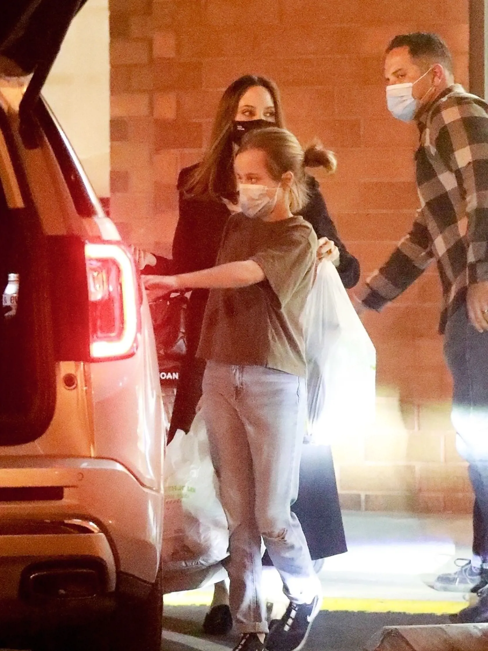 Angelina vyrazila na nákup s dcérou. Zatiaľ čo mladá slečna pobehovala v krátkom tričku, Angelina svoje telo schovala pod veľký kabát.