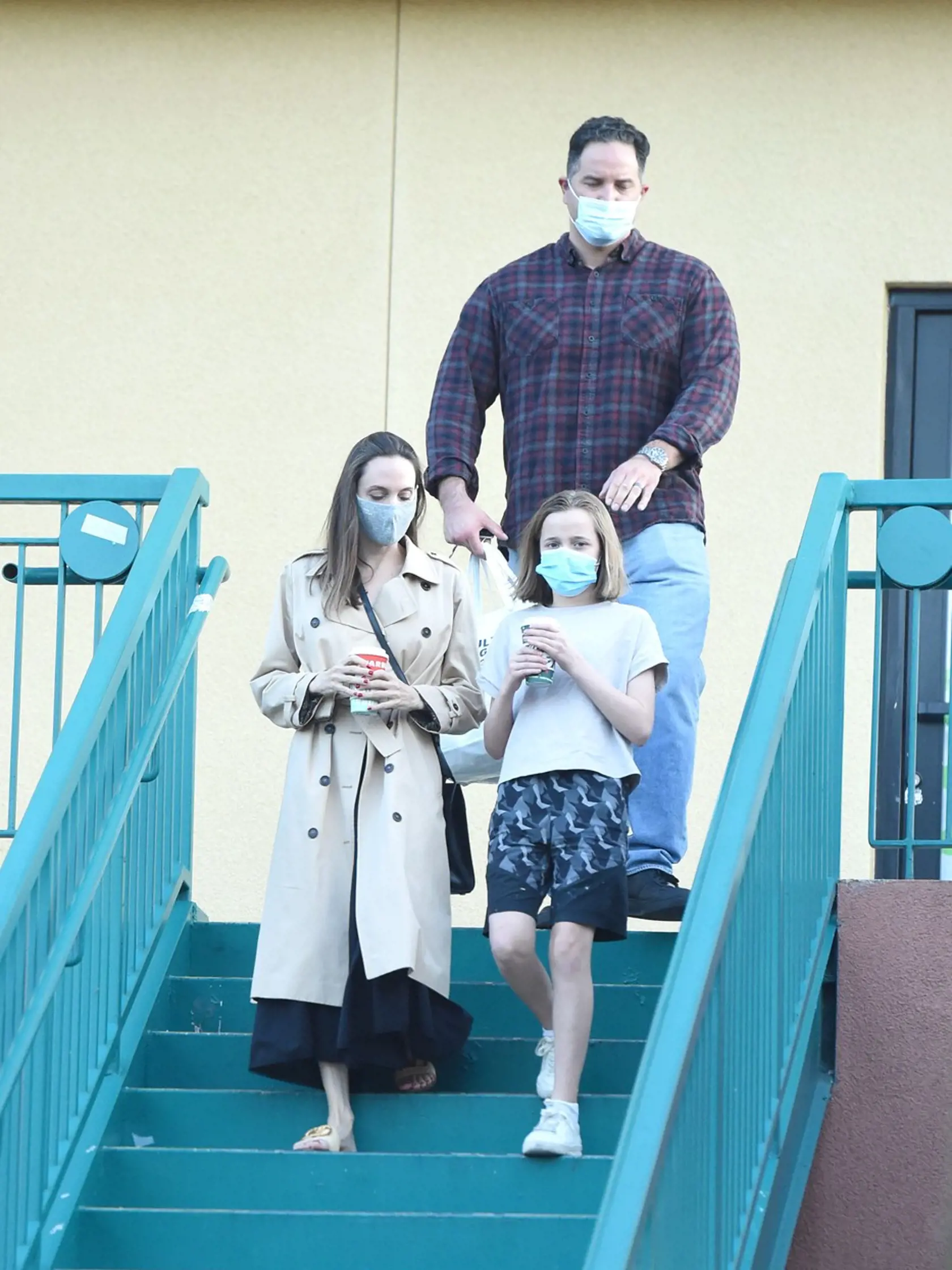 Angelina Jolie s dcérkou VIvienne v uliciach Los Angeles.