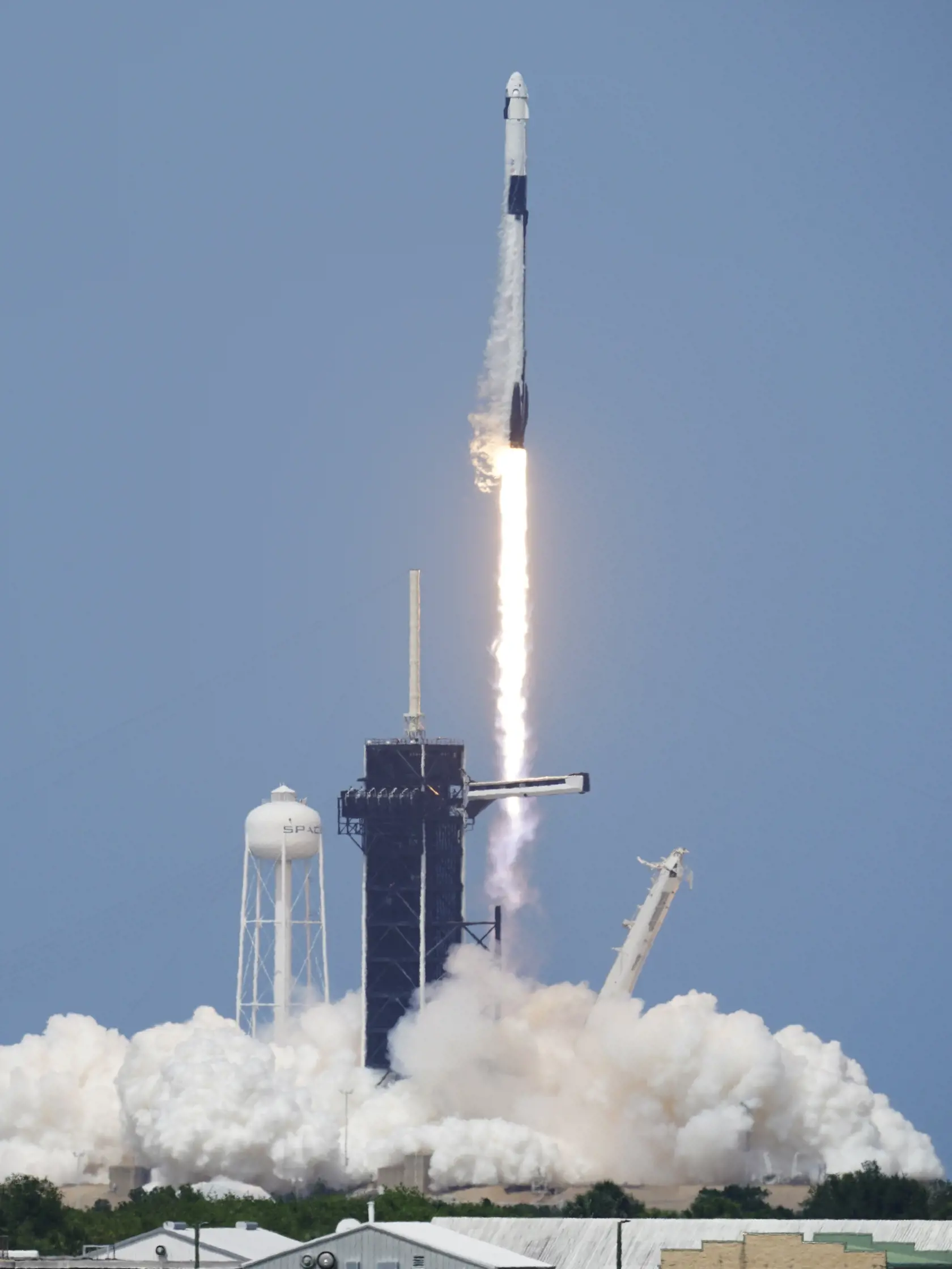 KK56 Mys Canaveral - Vesmírna loď Crew Dragon spoločnosti SpaceX s ľudskou posádkou úspešne odštartovala z Mysu Canaveral na americkej Floride 30. mája 2020.  Ide o prvý kozmický let s ľudskou posádkou so štartom z územia Spojených štátov za takmer desaťročie. Od roku 2011 sa NASA pri doprave svojich astronautov na ISS spoliehala na ruské rakety. Na palube Crew Dragon sú dvaja astronauti - Robert Behnken (49) a Douglas Hurley (53). Crew Dragon vynáša k Medzinárodnej vesmírnej stanici (ISS) raket