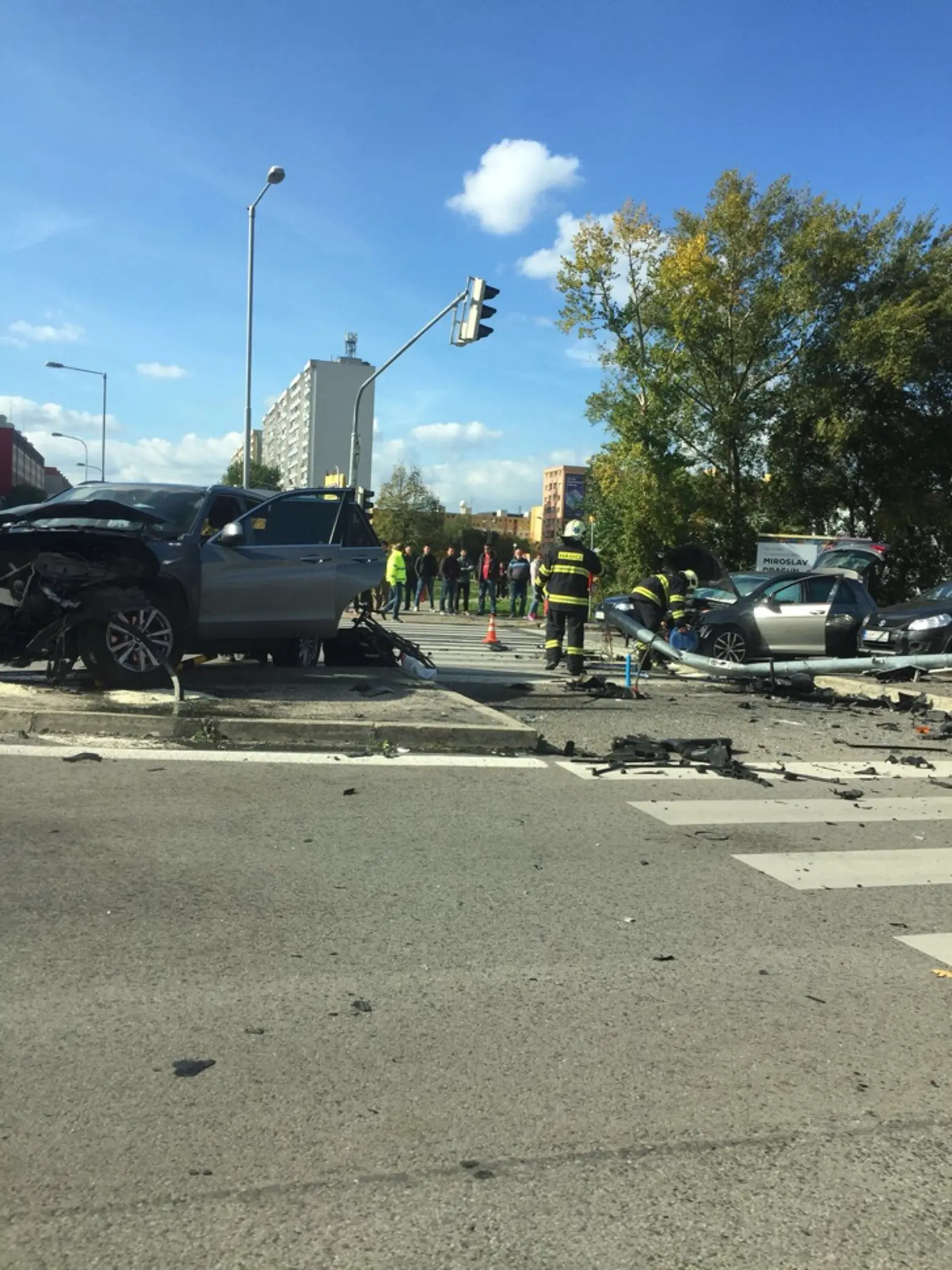 Hororová hromadná búračka na križovatke v bratislavskej Petržalke.