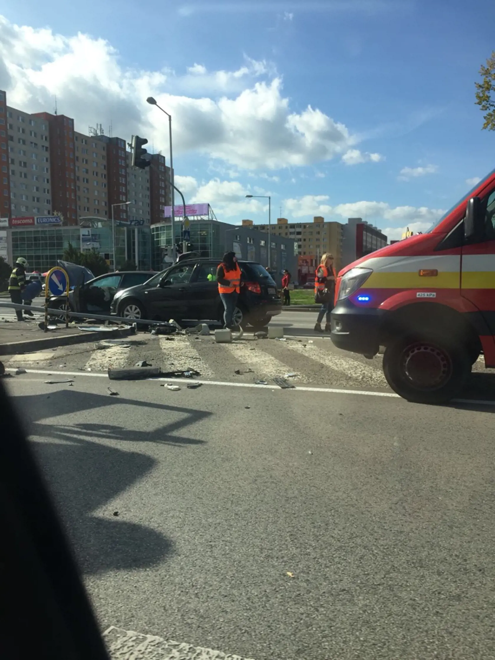 Hororová hromadná búračka na križovatke v bratislavskej Petržalke.