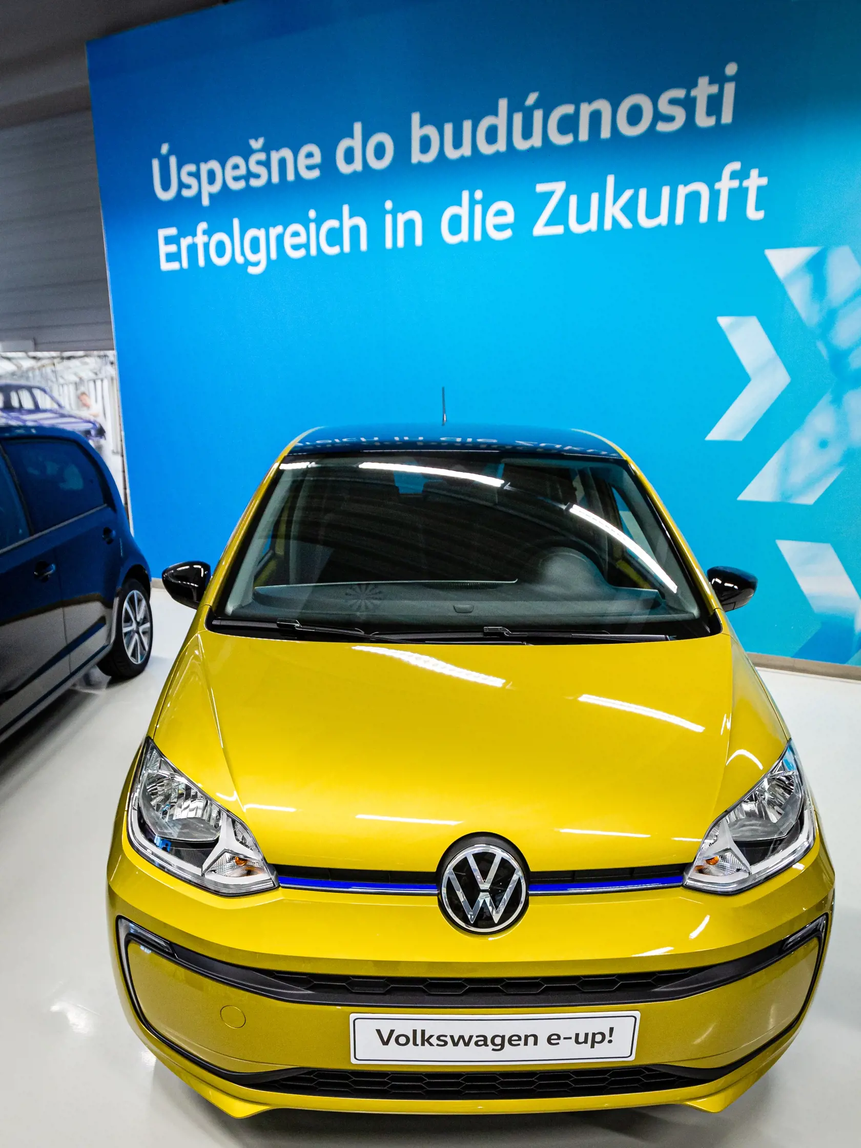 Naprieč Európou sa do októbra tohto roka predalo takmer 200–tisíc elektroáut a hybridov. Nový trend fascinuje aj čoraz viac Slovákov. Vyrábajú ich už aj u nás, dostupnejšie by mali byť aj vďaka štátnej dotácii.